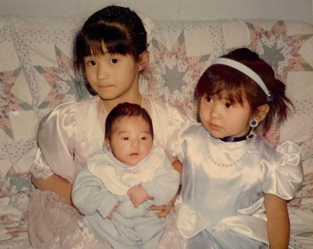 袴田彩会さんのインスタグラム写真 - (袴田彩会Instagram)「Thanks Mom 🎀 いつもこんな可愛いお姫様の衣装を着させてくれてました☆ 最近姉が母になり、身近で子育ての様子を見ていると、3人をのびのび育ててくれた母は本当にすごいな〜としみじみ🌼  母の前ではいくつになっても自分は子供で、甘えてしまう、、もっと親孝行しないとですね😂 本当に偉大な存在です✨ いつもありがとう💐  #母の日」5月8日 21時36分 - ayae.ha
