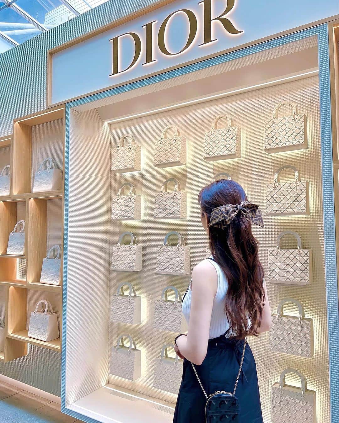 さわいえりさんのインスタグラム写真 - (さわいえりInstagram)「diorのイベント覗いてきた♡ すごく可愛かった☺︎ この壁のバッグ、実際持つこと出来て面白い♪笑  楽ちんサロペットは @elfrank.official この季節に着やすくてぴったり！  ・  ・  ・  ・  #PR #ELFRANK#エルフランク#サロペットスカート#dior#diorイベント#レディディオール#六本木」5月8日 21時41分 - beauty_eri7