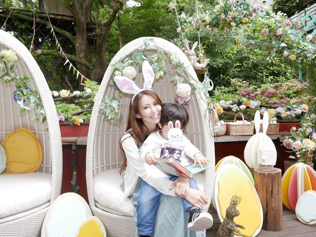 清水愛美さんのインスタグラム写真 - (清水愛美Instagram)「🌷母の日🌷 は旅行に連れてきて貰いました🥹💓 ありがたやーありがたやー🥲💓  息子くんもすごーく 楽しんでくれたみたいで 本当良かった🥰🥰 ホテル内の施設で Easter仕様になってて 可愛すぎました💐💐💐 * うさ耳🐰付けて欲しかったのに すぐ取るから、私は一人でもつけました笑笑🤣🤣 気持ちはいつでも24歳！！！！🤣笑 *  沢山の経験をさせてあげたいなと 本当思います🤭💓 息子くん🥹 母にしてくれてありがとう。 完璧なママじゃないかもしれないけど、私は息子くんの母になれて幸せです。 子供嫌いだった私←笑 こんなにこんなに子供って可愛いんだって思えたのが本当自分の中では凄いことで😭幸せな温かい気持ちを教えてくれてありがとう🥹💓 旦那さんにも感謝しきれません😊 そして私の母にも感謝を伝える日です🥹💓沢山助けてくれてありがとう🥰  世の中のママさんも本当にお疲れ様です😄💕気を抜けるところは気を抜いてゆる〜くやっていきましょ🥰お互い頑張りましょっ🤭 いつも応援してくださるみなさんも 本当ありがとうございます🥹💓 * #母の日　#mothersday  #熱海　#熱海旅行　#熱海子連れ旅  #easter」5月8日 21時51分 - manami_s0902