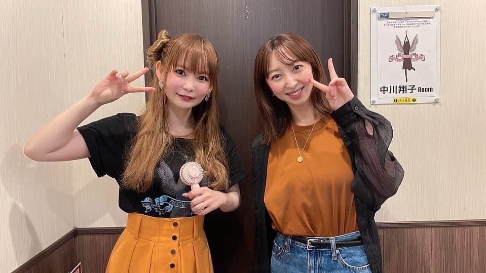 飯田里穂のインスタグラム：「中川翔子さんのバースデーライブ観に行かせて頂きました✨  可愛くて、かっこよくて、パワフルで、ロックで、、 とにかく全てが詰まった素敵なステージ💕  本当に終わってほしくないって思いました😭 でも次何来るんだろうって心待ちにしちゃう矛盾な自分😭  どの瞬間も最高にきゅんきゅんしすぎて 直後にお会いした時完全にオタク化してて(まさにこの写真撮った時) 沢山話したい事あったのに、全く上手く喋れませんでした。。😭😭笑  本当に素敵なお時間をありがとうございました☺️ 改めてお誕生日おめでとうございます🎂🎉  -----------  そして、偶然会いすぎな幹葉ちゃん！！！ 同じくライブに来ていてびっくりー！ (興奮して撮ったからブレブレで、私どこ見てるか分からない写真 笑)  予定合わせない方がよく会えるのなんで🤣❤️笑  アルバムも頂きました💫 #ナガレボシトレイン なんとメッセージ付き😭本当にありがとうございます！！  お二人ともまたゆっくりお会い出来るの楽しみにしております..❣️  #バースデーライブ #スピラスピカ  #ナガレボシトレイン」