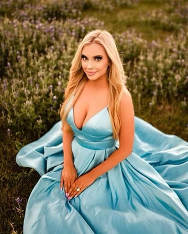 レイン・ギャリソンのインスタグラム：「@marykaitlin0614 you are the most beautiful woman inside and out! Everyday you love unselfishly, you sacrifice everything and you pour your heart and soul into this family. We are so lucky to get to call you Mom. We love you soooo much! #happymothersday」