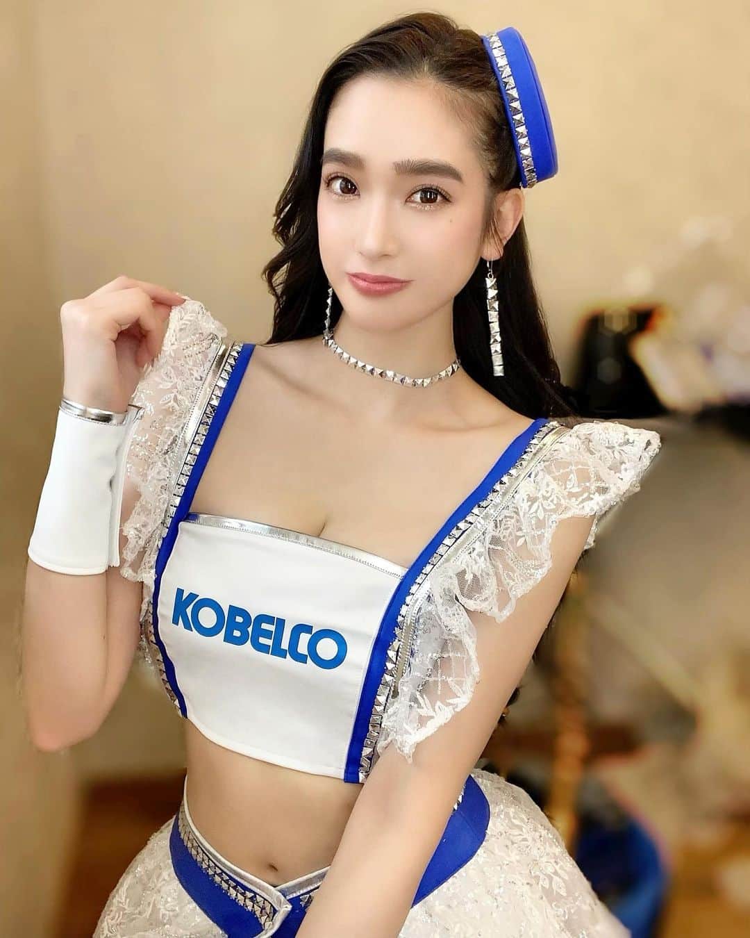 太田麻美のインスタグラム：「2022 SARD夏コスお披露目撮影会有り難うございました💙🤍 今シーズンの夏コスもとても可愛いくて皆さんからも好評で嬉しかったです✨ 2パターンあるので、サーキットでもお楽しみに❣️  #racequeen #rq #costume #sard #kobelco #kobelcogirls #レースクイーン #コスチューム #コベルコガールズ」