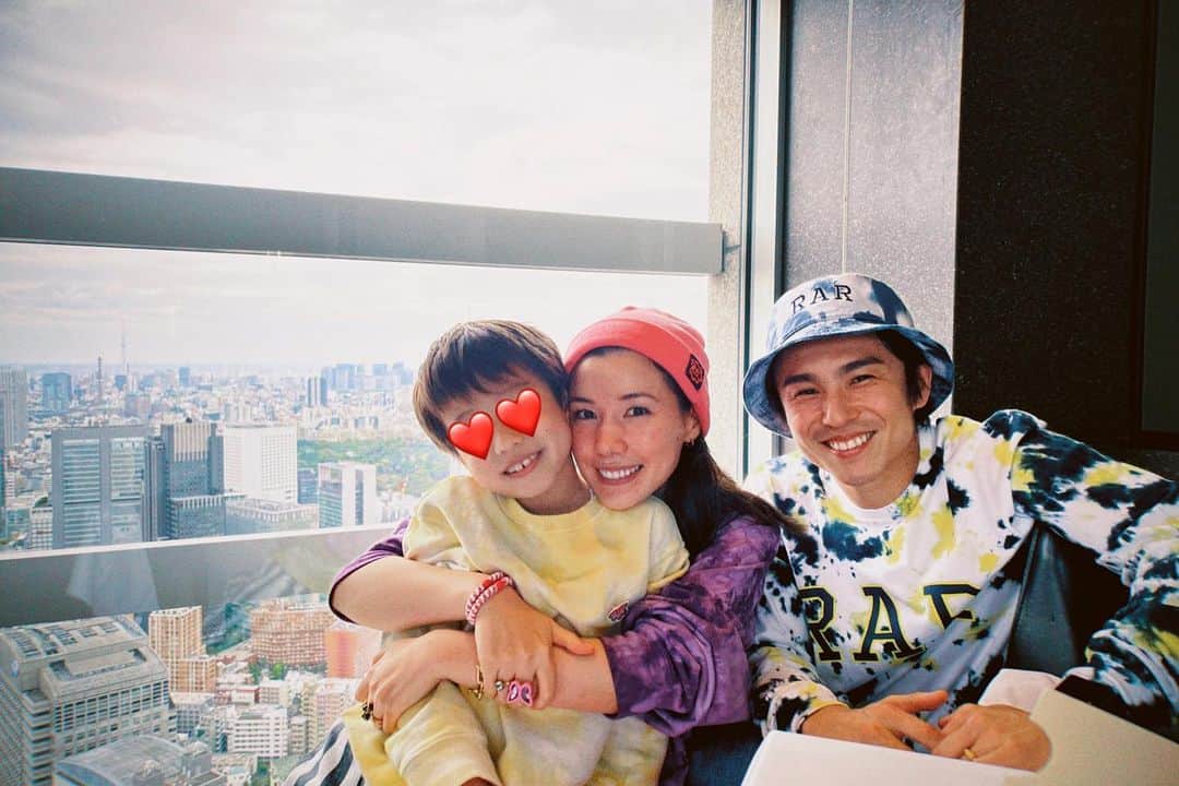 仲里依紗のインスタグラム：「母の日🫶🏻💖 朝からサプライズでトカゲくんからお花をもらって母幸せ🥹✨✨ キツネさんからも素敵なランチを奢ってもらいまんぷくハッピー🥹💕 こんな私だけど母にしてくれてありがとうね❤️自慢の母になれるよう頑張るね🥲❣️❣️❣️  そんな母は今日から2週間地方ロケ🥺こんなに長期間トカゲくんと離れ離れは初だから、いろいろ心配事たくさんだけど…😂よろしくお願いしますね🦊 最終便の飛行機出発の✈️ギリギリまで一緒にいてくれて、最後のバイバイに2週間会えないからってトカゲくんから14回「愛してる」って言われた私は宇宙一幸せな母です🥹❤️🫶🏻💕  #母の日」