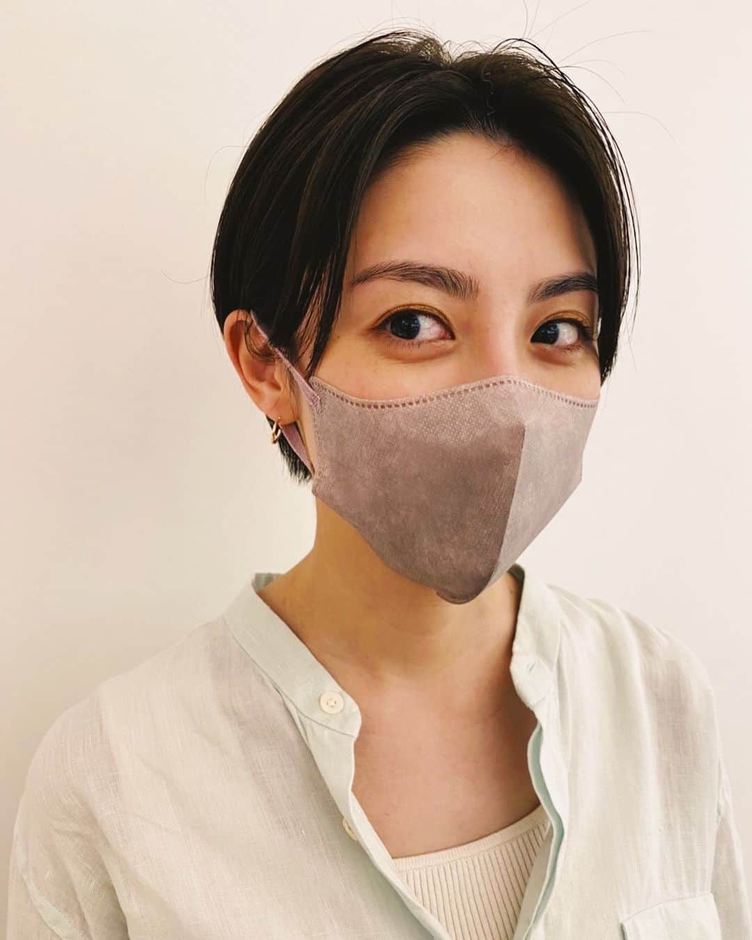 宮司愛海さんのインスタグラム写真 - (宮司愛海Instagram)「まーた切ってしもうた。 色も暗くしましたよ。  #ハンサムショート」5月8日 22時35分 - manami_miyaji