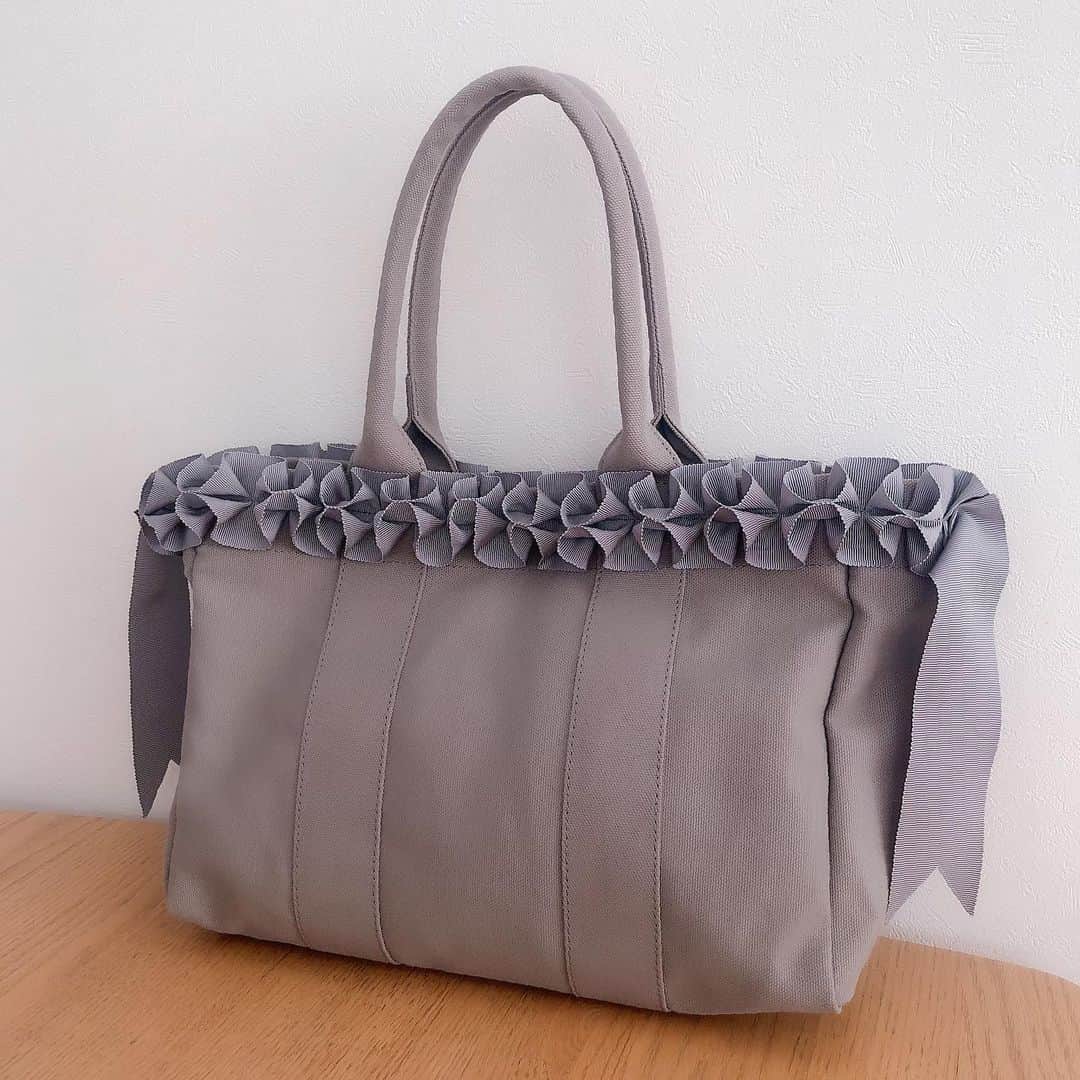 のインスタグラム：「酒井景都ちゃん @katiiesakai のブランド 「And Curtain Call」@andcurtaincall の新作バッグ👜  「whipped ribbon bag」  ホイップクリームみたいなリボンのデザインがめちゃめちゃ可愛くてお気に入り💕 丈夫なキャンバス地でザカザカ物を入れられるし、A4サイズも入るからすごく使いやすいです。  カラーバリエーションが色々あって迷ったのだけど、季節を問わずどんな服でも合わせやすそうなグレーにしました☺️✨ 他の色も可愛くて気になるなぁ。  5/11(水)から5/17(火)まで 伊勢丹新宿店本館1階の伊勢丹シードでpop up 開催されるそうです。 @isetanseed_isetanleaf_shinjuku  気になる方、ぜひ行ってみてくださいね😊  #andcurtaincall #酒井景都」