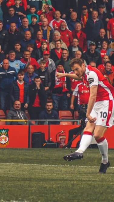 ライアン・レイノルズのインスタグラム：「This is insane. I don’t know what happens from here. Math has never been my strong suit. But @wrexham_afc supporters did their part. As they’ve always done. I’m so proud of this club. 🏴󠁧󠁢󠁷󠁬󠁳󠁿🇨🇦🇺🇸」