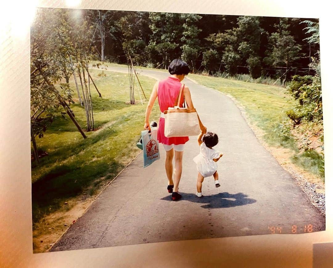 真彩希帆さんのインスタグラム写真 - (真彩希帆Instagram)「今日は、母の日ですね👩‍👧💕  昨年、父の日に父のエピソードを投稿したのですが...👨‍👧 母のエピソードも少しだけ🌈  初めに言ってしまうのですが 私は母が大好きです‼︎笑  母は優しくてあたたかくて 友達に「どんなお母さん？」と聞かれたら 「聖母マリア様みたいなお母さん！☺️❤️」 と子供の頃から答えていました。  いつも、自分のことより人様のことを大切に。嬉しい時も、悲しい時も優しく話を聞いてくれました。  宝塚在団中 心身共に限界がきてしまい、夜中に母に泣きながら電話をした日。  その日の朝一番の新幹線に乗って お家に来てご飯を作って 母が優しい笑顔で “おはよう☺️”と起こしてくれて 何も言わずに只々抱きしめてくれました。 来てくれたことにびっくりしたと同時に  生まれてからずっと愛情を注いでくれて どんな状態の私も全身で受け止めてくれた母を通して 私は“無償の愛”というものを教わりました🤱🏻🌈  母は ご飯もとーっても美味しくて🤤🍲 お花を生けたり、短歌を詠んだり、バレエをしたり、お習字も好き！  “真彩希帆” として初めて作った千社札も 退団公演で最後に作った千社札も 美しい母の手書きの字でした😌✨  私にとって完璧なお母さんは ...どこでも寝られる特技を持っています😴  子供の頃、寝る前に本を読んでくれた時も 途中で声が止まり 頭上に本がよく落ちてきました🙄📔笑  今でも色々と活動している母は、疲れた時お家のどこででも寝てしまうので 家族の誰かが 「おかあさーん！おきてー😂」といってお布団まで連れていかれたりしています笑  ずっと子育てで忙しかった母が、 最近は5人の娘達も大きくなったので  自分の好きな事をして、オシャレをしたり 父と一緒に色々な事にチャレンジし楽しんでいる姿を見ると 益々、綺麗でチャーミングな母が大好きになります☺️💕  私の女性としての目標は “お母さんのようになること”  いつもありがとう❤️ 私を産んでくれてありがとう。 これからも大好きなお父さんと仲良く 楽しく元気でいてね🏋🏻‍♀️✨  #母の日 #全てのお母様に愛を込めて😌🙏🏻 #❤️ #母とわらび餅をたべた☺️ #真彩希帆」5月8日 22時59分 - maayakiho