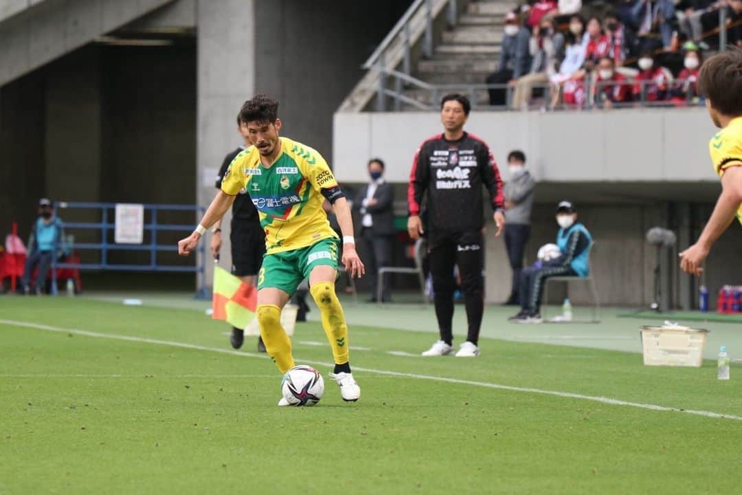 鈴木大輔さんのインスタグラム写真 - (鈴木大輔Instagram)「昨日、佐藤勇人CUOから連絡をもらいました。 「どんな個人プレーもチームプレーにはかなわない」 という、オシムさんの言葉を頂きました。 今日はその言葉を胸に闘い、みんなが自分だけじゃなくチームの為に闘い、まさにチームの力を感じた試合になりました。  今日だけじゃなくて、浮き沈みのないチームにならなきゃいけない。 しっかり休んでまたみんなと今日のような一体感の中試合ができるように本気で準備します。  ゴールデンウィークのこの5連戦 皆さんの声援が力になりました。 ありがとうございました。  #jefunited」5月8日 23時00分 - 4daisuke4