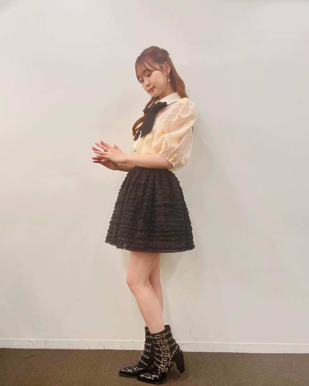 芹澤優のインスタグラム：「・  🌼  今日の衣装ベリベリキュート♡ 宇佐美さんがご用意してくれました！  キラキラ笑顔 ピカピカ生足 声優ジャー輝きのイエロー これからも頑張ります！  楽しい2日間の幸福感と疲労感と筋肉痛が襲ってきて今ベッドの上ポカーーーンです🫥 みんなもありがとう。 なんか、毎年この時期来たなって感じだね…笑 みんなもみんなのペースで一緒に楽しんでね！  #キズナミュージック #歌詞良すぎますね #ちょっと泣きそうだった」