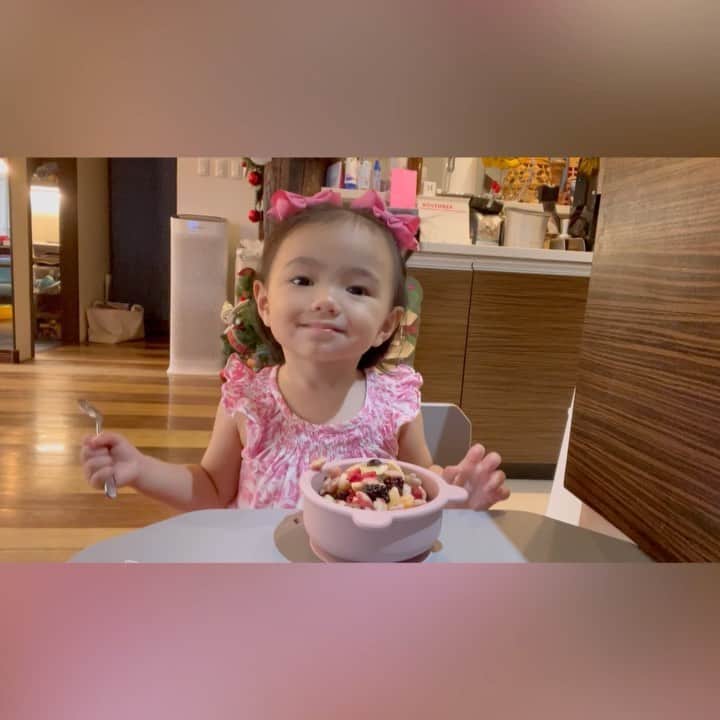 Iya Villaniaのインスタグラム：「She’s grown right before our very eyes! 😅 From how she looks, acts and even with what she eats! And its been wonderful to have our Nestle CERELAC family support every stage by always having something to offer as she grew! 🍽 From enjoying her infant cereals, to something more meaty, savory and chunky such as their Homestyle Meals, and then all the kids fave go-to snack - Cerelac Nutripuffs! Enjoy watching this short Duday throwback 💖  Thank you CERELAC for making our bulilits’ first solid food journey fun & memorable. Happy Mother’s Day! 💕  #CerelacPH #BusogSaSustansya」