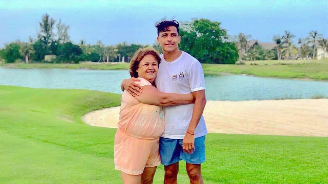 アレクシス・サンチェスのインスタグラム：「Mi AlmaSoul ✨ Feliz día Madre y también feliz Cumpleaños 🎁🥺   A todos disfruten de su madre , familia , hermanos  etc …  El tiempo ⏱ No vuelve atrás más ahora que estamos en un mundo que falta más Amor 🙏🏽 🌎   AL  exis MA rtina ✨ Alma  Soul ✨」
