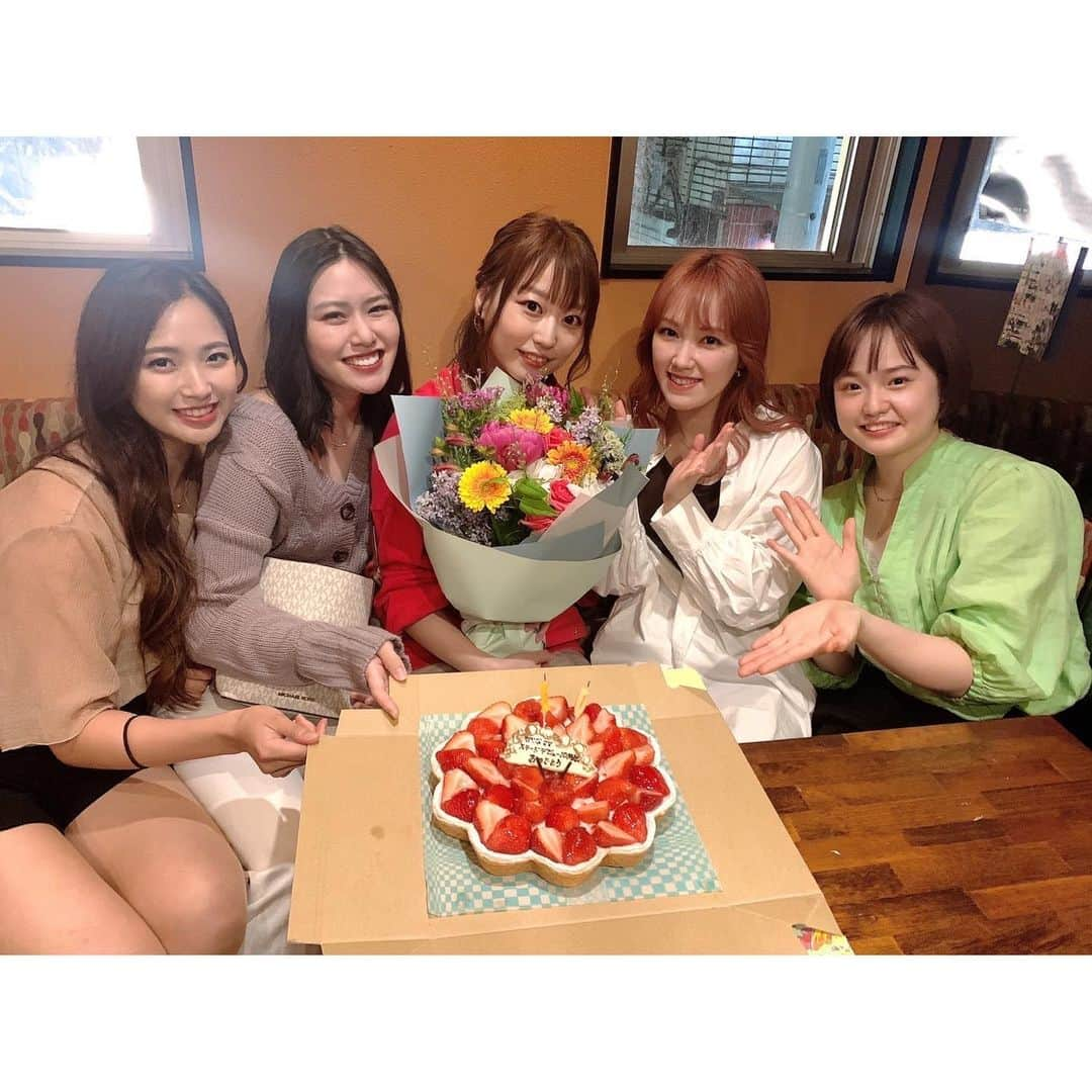 川崎芹奈さんのインスタグラム写真 - (川崎芹奈Instagram)「5月5日はステージデビューの日！  なんと…10周年を迎えました✨✨  ここ最近は頻繁にライブ活動を行ってなかったのでゆるっと過ぎていくものかと思っていたらまさかのお花や現役時代のメンバー全員登場というサプライズ…！！！驚  感動して涙が止まりません…ということはなくなんだか昔と同じような空気感で純粋に、会えてうれしかったです💖  みんなでオソロのはすのブランドのアクセサリーもほんとにかわいい♡  大切な日に、大切な人達と過ごせて本当に本当に嬉しかった。 準備してれた方々、現場に居てくれた皆様本当にありがとうございました😭🙏  大人になったみんなの笑顔が可愛くて、一緒に過ごせた日常がより一層キラキラした思い出になりました。  デリケートな時期を何年間も共にしてたわけだけど軽い喧嘩はありつつも歪みあったりやっかみあったりすることなく過ごしてこれたから、今もこうして変わらない関係でいられるのかなぁと思います😊いつまでも大切な仲間😌  メンバーみんなもう20代中盤になり、素敵な女性になってあの頃とはまた違った道をそれぞれ歩いています。  わたしはなんだかんだでずっと同じレールの上を歩いているような…でも元々違う道なんて想像もしていなかった。  何年も前から言っているけど、会いに来続けてくれる限りは形は変われど、私はずっといなくならないので、懐かしのみんなもたまには会いに来てみてね😊  心の準備と、練習しっかりして ライブもいつかやります！ 待っててください😌 いつも支えてくれる皆さん、本当に心から感謝でいっぱいです。  これからもよろしくお願いします😊💖  (一番最後の写真は現役時代のCDジャケット笑)  #ヤンスナ　#ウルトラガール #アイドル　#スナック　#スタンドフラワー　#デビューした時は8人でしたね」5月9日 0時53分 - serina_yss