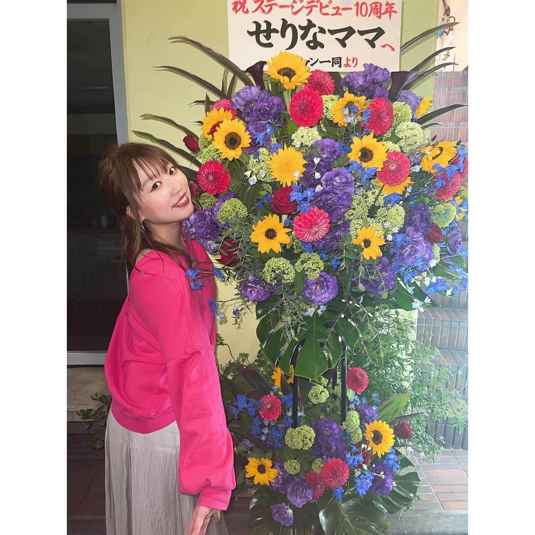 川崎芹奈さんのインスタグラム写真 - (川崎芹奈Instagram)「5月5日はステージデビューの日！  なんと…10周年を迎えました✨✨  ここ最近は頻繁にライブ活動を行ってなかったのでゆるっと過ぎていくものかと思っていたらまさかのお花や現役時代のメンバー全員登場というサプライズ…！！！驚  感動して涙が止まりません…ということはなくなんだか昔と同じような空気感で純粋に、会えてうれしかったです💖  みんなでオソロのはすのブランドのアクセサリーもほんとにかわいい♡  大切な日に、大切な人達と過ごせて本当に本当に嬉しかった。 準備してれた方々、現場に居てくれた皆様本当にありがとうございました😭🙏  大人になったみんなの笑顔が可愛くて、一緒に過ごせた日常がより一層キラキラした思い出になりました。  デリケートな時期を何年間も共にしてたわけだけど軽い喧嘩はありつつも歪みあったりやっかみあったりすることなく過ごしてこれたから、今もこうして変わらない関係でいられるのかなぁと思います😊いつまでも大切な仲間😌  メンバーみんなもう20代中盤になり、素敵な女性になってあの頃とはまた違った道をそれぞれ歩いています。  わたしはなんだかんだでずっと同じレールの上を歩いているような…でも元々違う道なんて想像もしていなかった。  何年も前から言っているけど、会いに来続けてくれる限りは形は変われど、私はずっといなくならないので、懐かしのみんなもたまには会いに来てみてね😊  心の準備と、練習しっかりして ライブもいつかやります！ 待っててください😌 いつも支えてくれる皆さん、本当に心から感謝でいっぱいです。  これからもよろしくお願いします😊💖  (一番最後の写真は現役時代のCDジャケット笑)  #ヤンスナ　#ウルトラガール #アイドル　#スナック　#スタンドフラワー　#デビューした時は8人でしたね」5月9日 0時53分 - serina_yss
