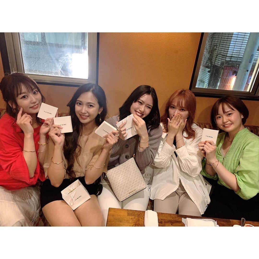 川崎芹奈さんのインスタグラム写真 - (川崎芹奈Instagram)「5月5日はステージデビューの日！  なんと…10周年を迎えました✨✨  ここ最近は頻繁にライブ活動を行ってなかったのでゆるっと過ぎていくものかと思っていたらまさかのお花や現役時代のメンバー全員登場というサプライズ…！！！驚  感動して涙が止まりません…ということはなくなんだか昔と同じような空気感で純粋に、会えてうれしかったです💖  みんなでオソロのはすのブランドのアクセサリーもほんとにかわいい♡  大切な日に、大切な人達と過ごせて本当に本当に嬉しかった。 準備してれた方々、現場に居てくれた皆様本当にありがとうございました😭🙏  大人になったみんなの笑顔が可愛くて、一緒に過ごせた日常がより一層キラキラした思い出になりました。  デリケートな時期を何年間も共にしてたわけだけど軽い喧嘩はありつつも歪みあったりやっかみあったりすることなく過ごしてこれたから、今もこうして変わらない関係でいられるのかなぁと思います😊いつまでも大切な仲間😌  メンバーみんなもう20代中盤になり、素敵な女性になってあの頃とはまた違った道をそれぞれ歩いています。  わたしはなんだかんだでずっと同じレールの上を歩いているような…でも元々違う道なんて想像もしていなかった。  何年も前から言っているけど、会いに来続けてくれる限りは形は変われど、私はずっといなくならないので、懐かしのみんなもたまには会いに来てみてね😊  心の準備と、練習しっかりして ライブもいつかやります！ 待っててください😌 いつも支えてくれる皆さん、本当に心から感謝でいっぱいです。  これからもよろしくお願いします😊💖  (一番最後の写真は現役時代のCDジャケット笑)  #ヤンスナ　#ウルトラガール #アイドル　#スナック　#スタンドフラワー　#デビューした時は8人でしたね」5月9日 0時53分 - serina_yss