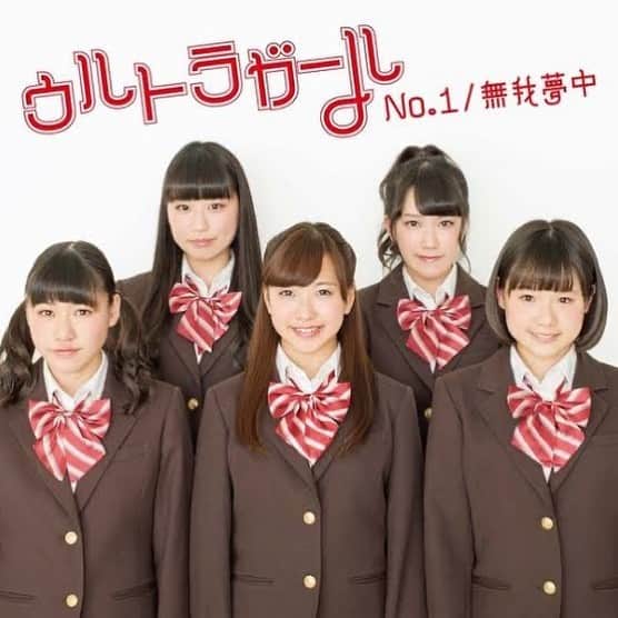 川崎芹奈さんのインスタグラム写真 - (川崎芹奈Instagram)「5月5日はステージデビューの日！  なんと…10周年を迎えました✨✨  ここ最近は頻繁にライブ活動を行ってなかったのでゆるっと過ぎていくものかと思っていたらまさかのお花や現役時代のメンバー全員登場というサプライズ…！！！驚  感動して涙が止まりません…ということはなくなんだか昔と同じような空気感で純粋に、会えてうれしかったです💖  みんなでオソロのはすのブランドのアクセサリーもほんとにかわいい♡  大切な日に、大切な人達と過ごせて本当に本当に嬉しかった。 準備してれた方々、現場に居てくれた皆様本当にありがとうございました😭🙏  大人になったみんなの笑顔が可愛くて、一緒に過ごせた日常がより一層キラキラした思い出になりました。  デリケートな時期を何年間も共にしてたわけだけど軽い喧嘩はありつつも歪みあったりやっかみあったりすることなく過ごしてこれたから、今もこうして変わらない関係でいられるのかなぁと思います😊いつまでも大切な仲間😌  メンバーみんなもう20代中盤になり、素敵な女性になってあの頃とはまた違った道をそれぞれ歩いています。  わたしはなんだかんだでずっと同じレールの上を歩いているような…でも元々違う道なんて想像もしていなかった。  何年も前から言っているけど、会いに来続けてくれる限りは形は変われど、私はずっといなくならないので、懐かしのみんなもたまには会いに来てみてね😊  心の準備と、練習しっかりして ライブもいつかやります！ 待っててください😌 いつも支えてくれる皆さん、本当に心から感謝でいっぱいです。  これからもよろしくお願いします😊💖  (一番最後の写真は現役時代のCDジャケット笑)  #ヤンスナ　#ウルトラガール #アイドル　#スナック　#スタンドフラワー　#デビューした時は8人でしたね」5月9日 0時53分 - serina_yss