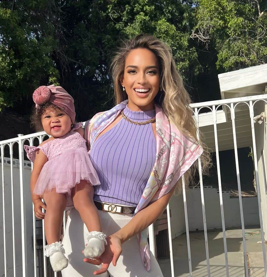 Sarah Mundoのインスタグラム：「Happy Mother’s Day & Bellas 11 months💕 It’s such a gift to give life and has brought so much joy that I have a daughter💕  #mothersday #Baby #8」