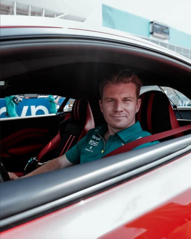 アストンマーチンのインスタグラム：「Ahead of today's #MiamiGP, join @hulkhulkenberg and Vantage for a hotlap around the new @f1mia circuit.  Follow @astonmartinf1 to see the full guide.  #AstonMartin #F1PirelliHotLaps @pirelli_motorsport」