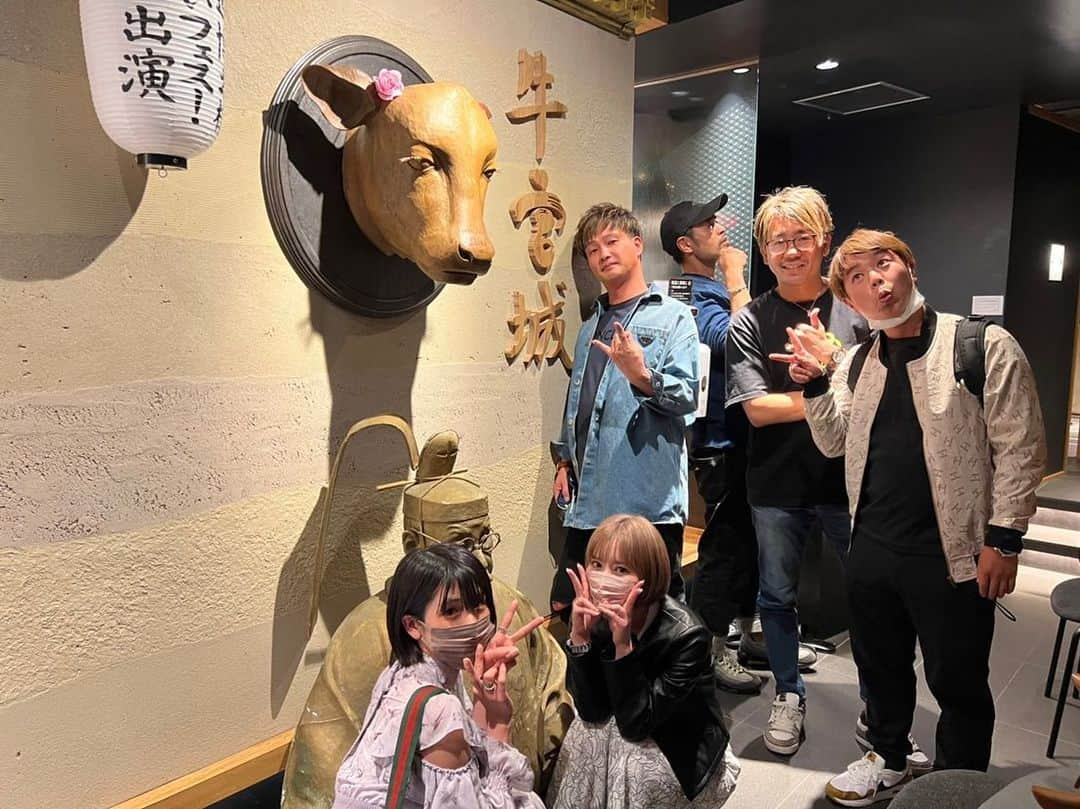 来栖うさこさんのインスタグラム写真 - (来栖うさこInstagram)「牛宮城🐃に行ってきました‼️ . .  宮迫さんにお肉を焼いて頂くという贅沢な時間…🥳🥳 VIPルーム凄かった。。。  色々と運命的な会になっていて 今日来て良かった🤣🌈の気持ち!  …出てくるメニュー全部が 最強に美味しかった🤤❤️  ・‥…━━ﾟ+.━★・‥…━━.+ﾟ #来栖うさこ  #愛媛県産グラドル #グラドル #グラビア #ショートカット女子 #model #cosplayer #牛宮城」5月9日 1時14分 - kurusu_usako