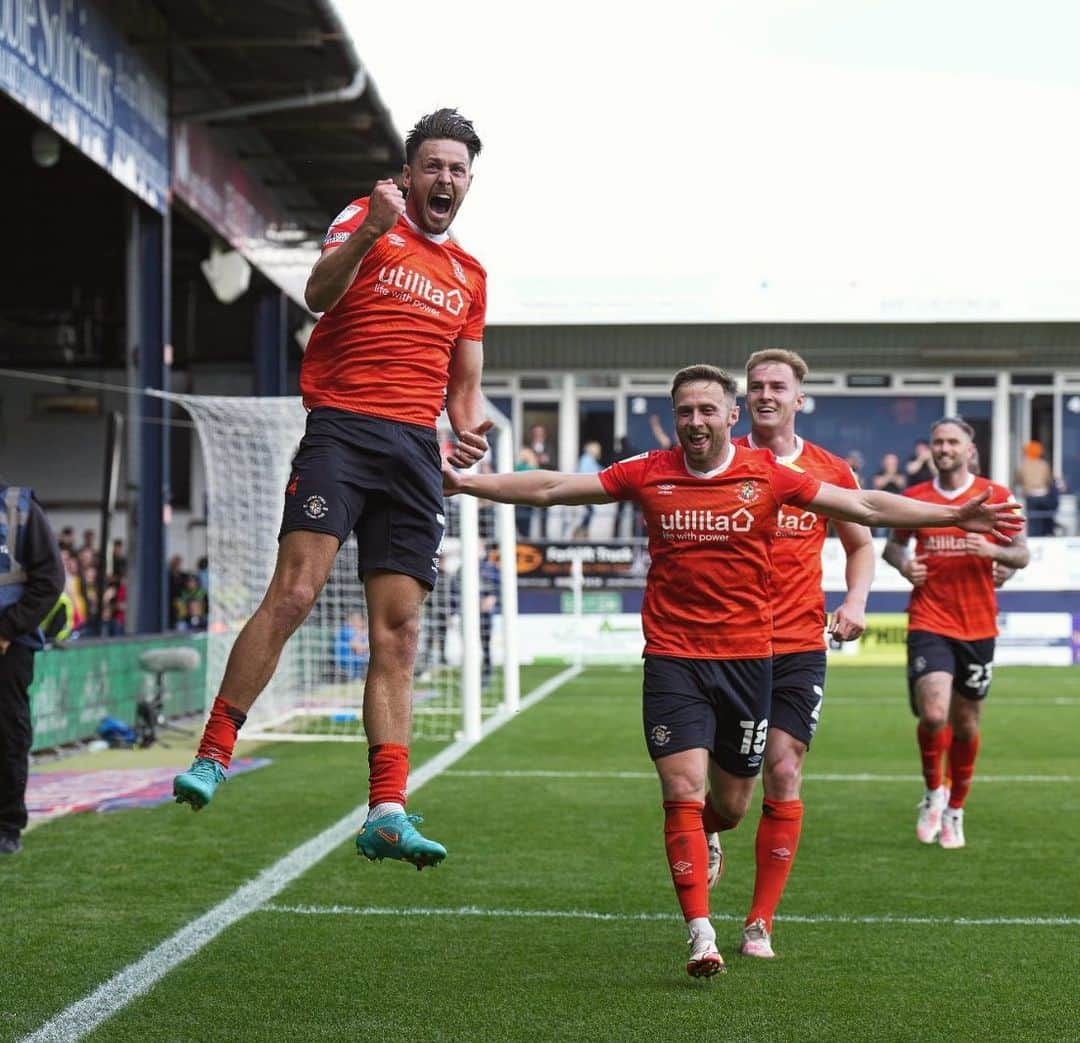 ハリー・コーニックのインスタグラム：「Play offs here we come 🥳」