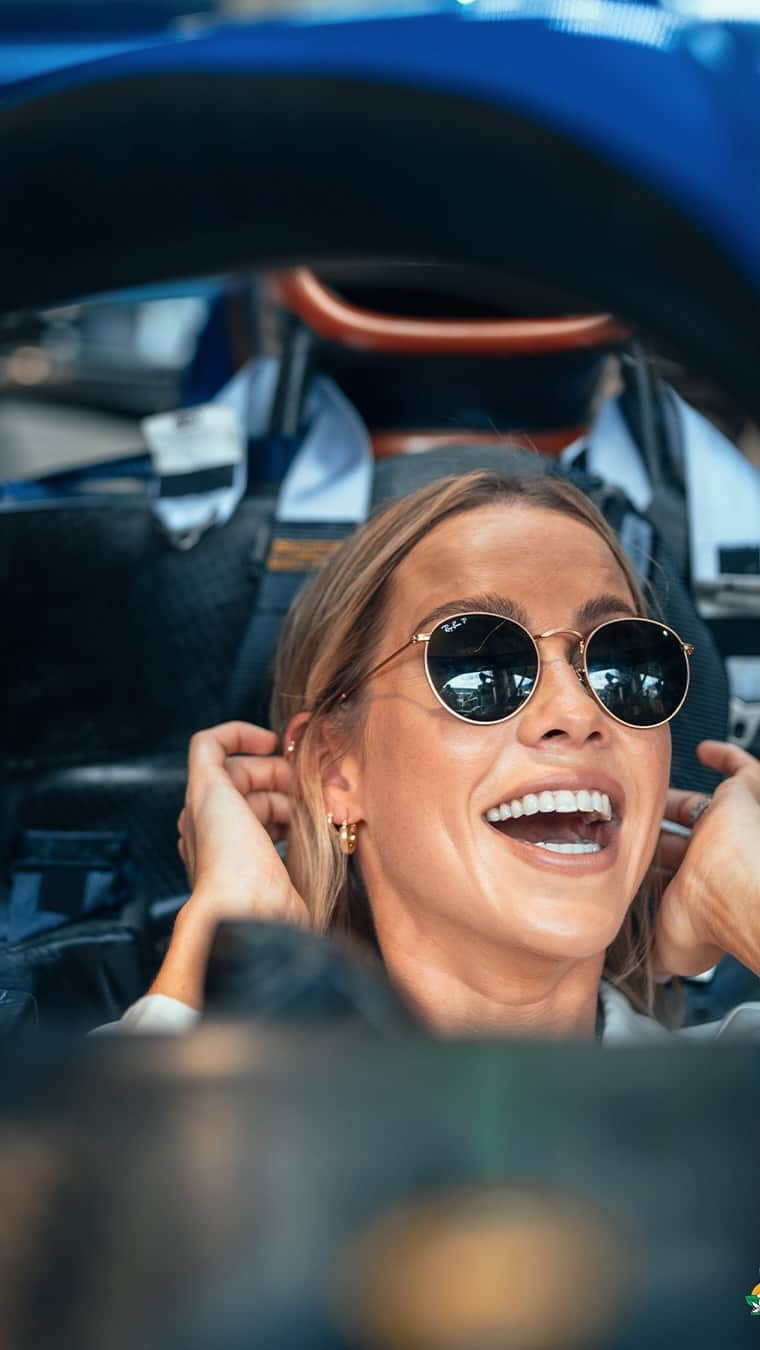クレア・ホルトのインスタグラム：「Jumping in the hot seat of the FW44 🤩🙌  @claireholt x @williamsracing   #WeAreWilliams #F1 #Formula1」