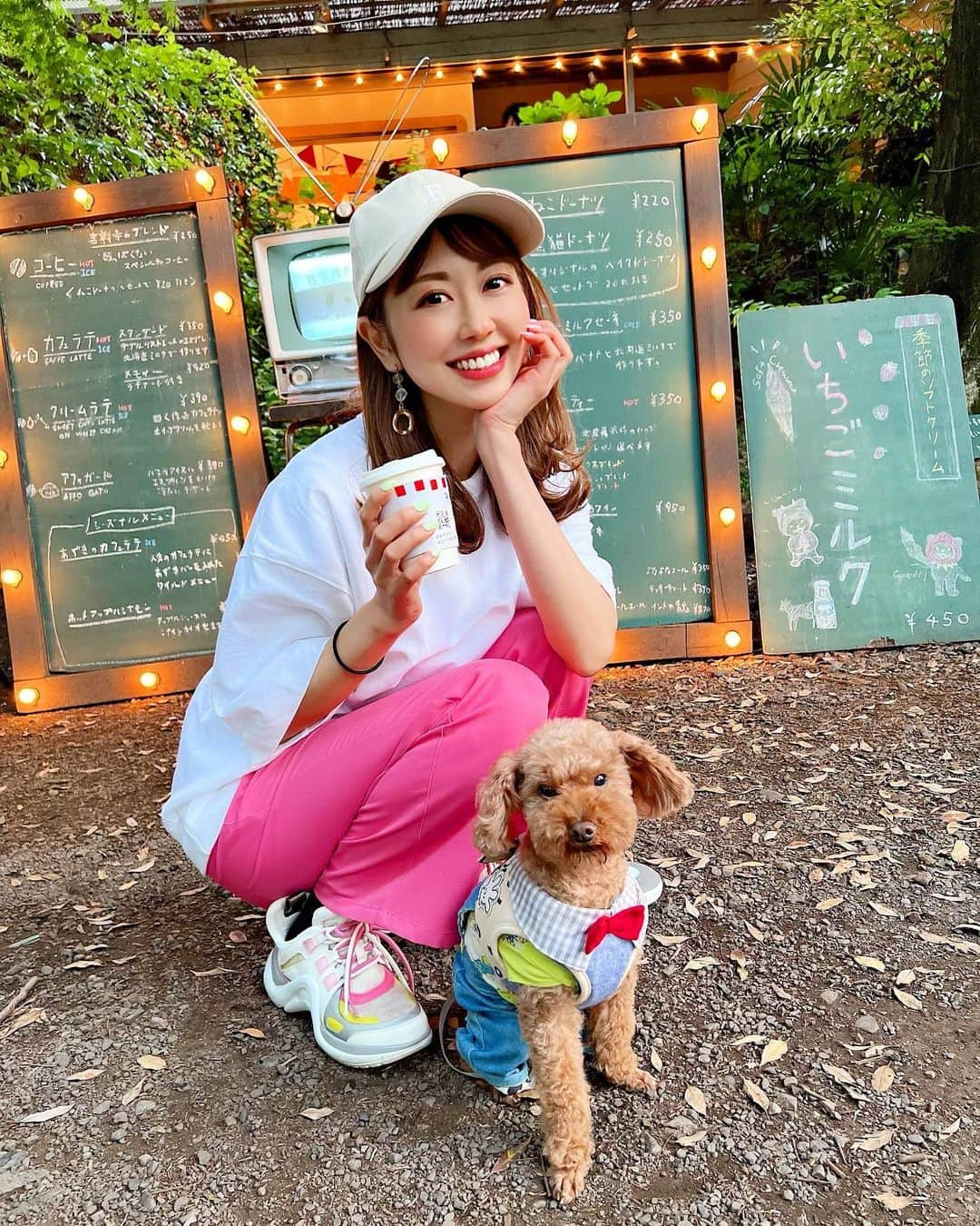 小山ひかるのインスタグラム：「井の頭公園にある ブルースカイコーヒー☕️ お店も可愛くて コーヒーもとっても美味しかった❤️ . 井の頭公園はわんちゃんも たくさんいて色んな人と こんにちわ〜て出来て楽しかった🥰 そしてめちゃくちゃ広かった🌳 3枚目の写真お気に入り🥳 . . #井の頭公園 #井の頭公園カフェ #ブルースカイコーヒー #コーヒー #coffee #カフェ #cafe #クリームラテ #お散歩 #gu #愛犬 #トイプードル #トイプー #散歩 #散歩コーデ #ロンちゃん #ロンくん #男の子 #toypoodle #親バカ #🐶 #☕️ #ドーナツ #🍩 #happy #smile #休日 #プチプラコーデ」