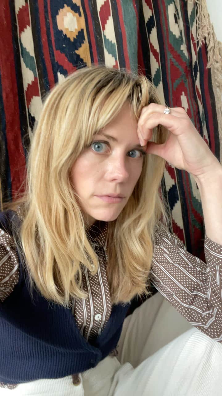 クレア・コフィーのインスタグラム：「happy wouldn’t-it-be-nice-to-have-just-one-day-off-from-being-a-mother’s day ! @minecraft」