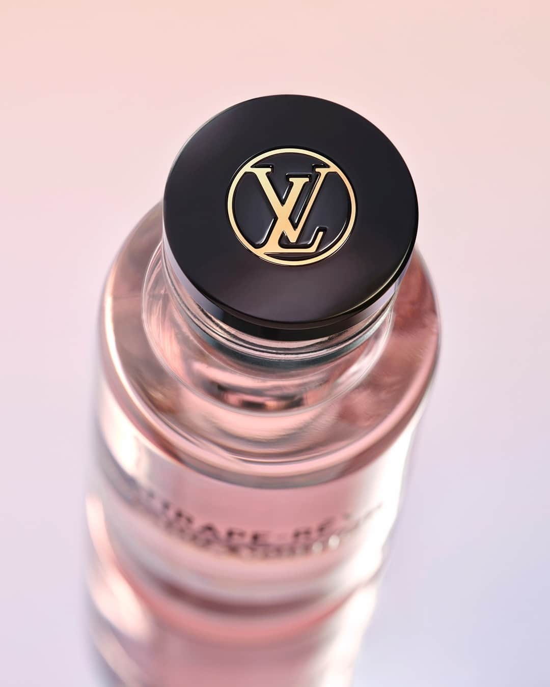のインスタグラム：「A fantastical revelation. Attrape-Rêves is the fragrant embodiment of supernatural phenomena forever embedded in the memory of a far-flung exploration. Discover the #LouisVuitton perfume and its iconic bottle designed by @marcnewsonofficial via link in bio. #LVParfums  Exclusively available on Louis Vuitton’s website or stores.」