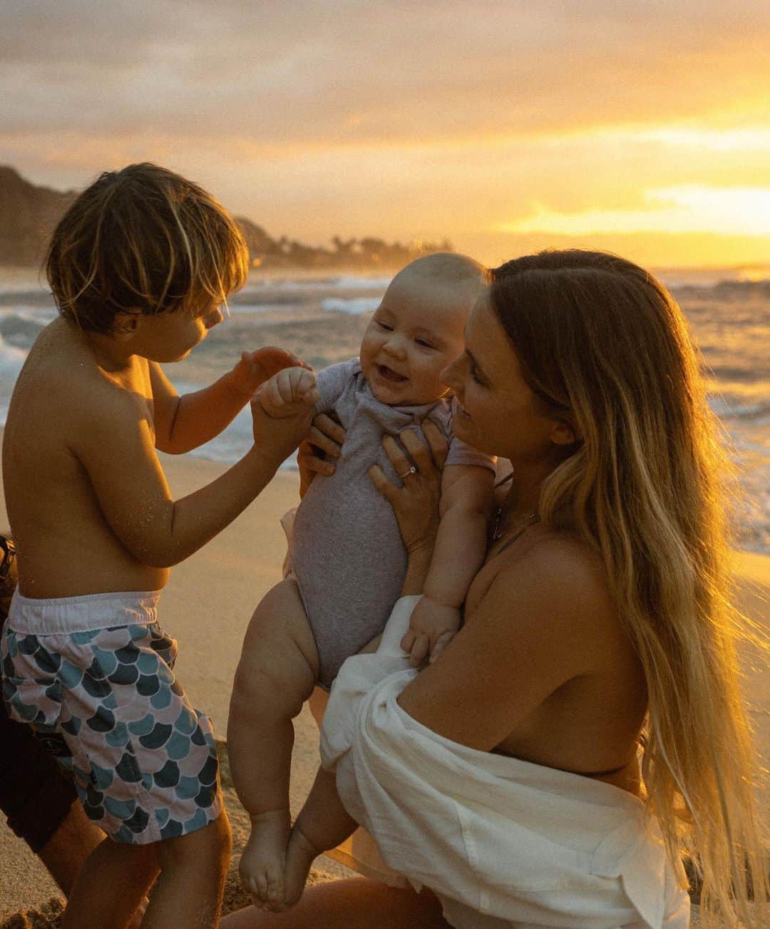 アラナ・ブランチャードのインスタグラム：「Happy Mother’s Day to al the mamas out there. You are amazing 💙」