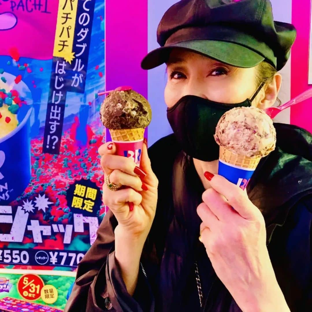 萬田久子のインスタグラム：「My favoriteは高校生の頃から ジャモカアーモンドファッジ❤ #アイスクリームの日 #baskinrobbins #サーティワン #ジャモカアーモンドファッジ #ラムレーズン #萬田久子」