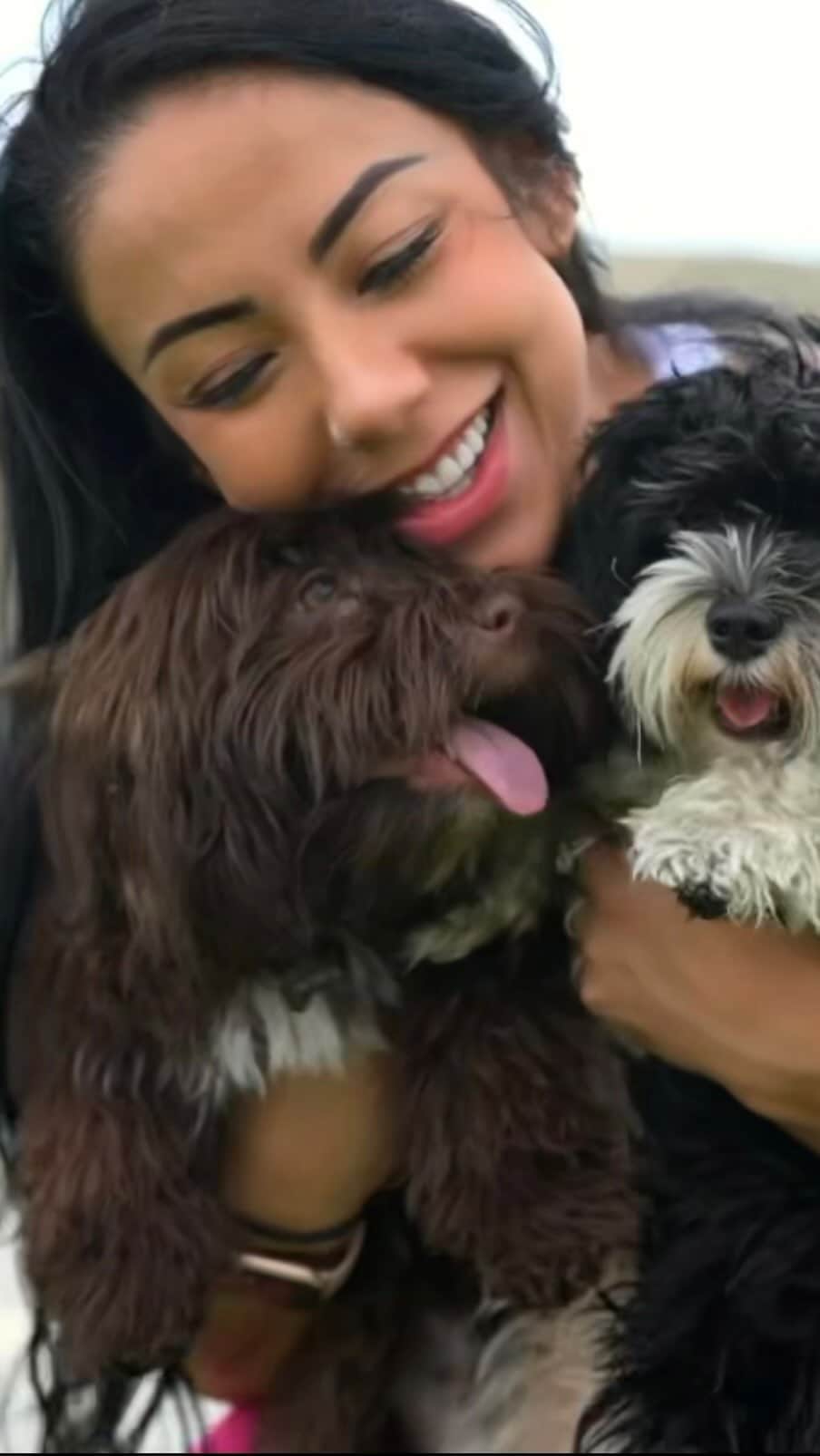 Eri Antonのインスタグラム：「Puppy Day with my babies sponsored by @quash The iimmune support with antioxidants, vitamins and electrolytes. Immunex™premium formula contains potent immune & health optimizing ingredients. Contains 0 carbs, 0 sugars, 0 artificial flavors & colors. 💕🐶💙🐶   Go to www.bangenergy.com and use ERI10 for a 10% discount  Follow the inventor: @BangEnergy.CEO 😎    #Quash   #Quashlt  #Ad」