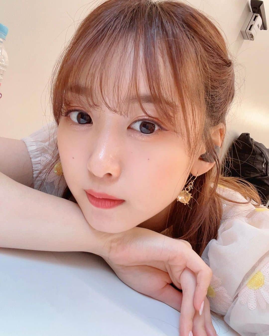 芹澤優のインスタグラム：「・  AirPods名古屋に忘れて(大人が回収済み) 今COTSUBUちゃん使ってるけどちっさくて可愛い。音もいい。  今夜はネトサ、よろしくぅ」