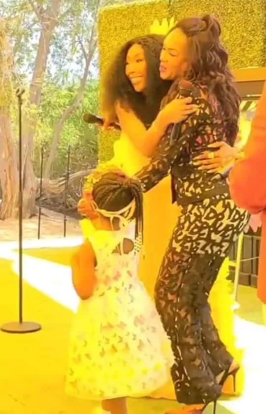 ヴィヴィカ・A・フォックスのインスタグラム：「Happy Blessed #MothersDay Sunday Dawlings! FUNTIMES CoHosting @bestbuddies 5th Annual Mother's Day Brunch w Special Guest Performance by AMAZING QUEEN @brandy My GodDaughter beautiful @princessimanjoelle @loveazja @dtvck had the best time! Much LUV to QUEENS @litarichardson @stellabulochnikov for this AMAZING opportunity! #LifeIsGood #GodIsGood #Blessed #GurlPower #VivicaFoxHair #TeamVivica #TeamFox #MyGrindDontStop #LegitimateCareers #BossMoves #LoveWins #Host #BestBuddies #GODMOMMY #ClassicBadChicks 🤗🖤💖🤑👸🏽🥂」