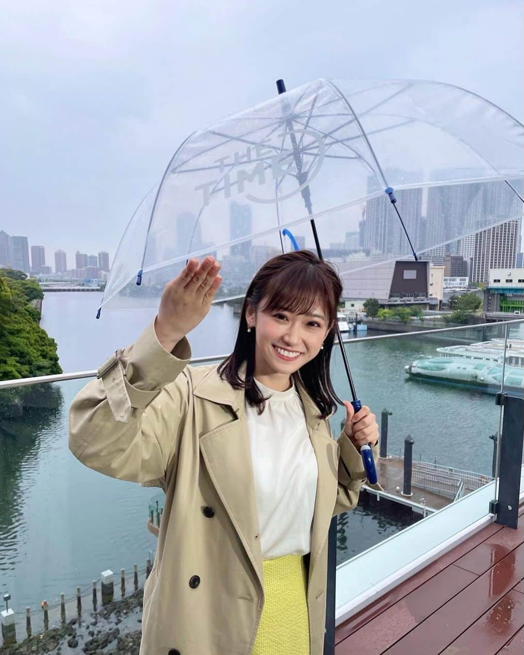 嶺百花のインスタグラム：「おはようございます！  「THE TIME,」傘もあるんですよ〜  今日は雨が降る一日。午後ほど雨が強まります。羽織りものがあると安心です☔️😊 tops #strawberryfields #ストロベリーフィールズ skirt #フェルテ pierce #アネモネアクセ」