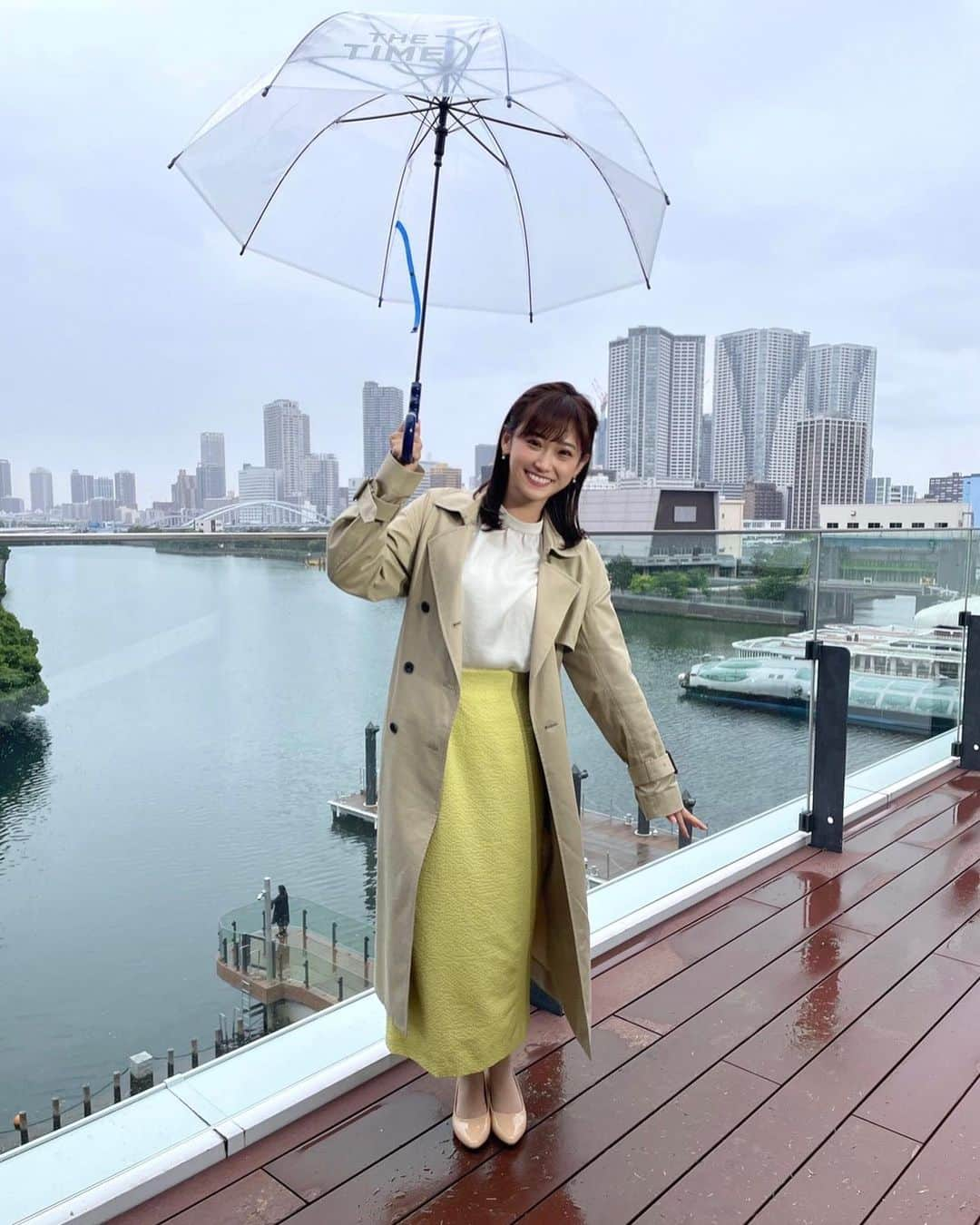 嶺百花さんのインスタグラム写真 - (嶺百花Instagram)「おはようございます！  「THE TIME,」傘もあるんですよ〜  今日は雨が降る一日。午後ほど雨が強まります。羽織りものがあると安心です☔️😊 tops #strawberryfields #ストロベリーフィールズ skirt #フェルテ pierce #アネモネアクセ」5月9日 8時57分 - mine_momoka