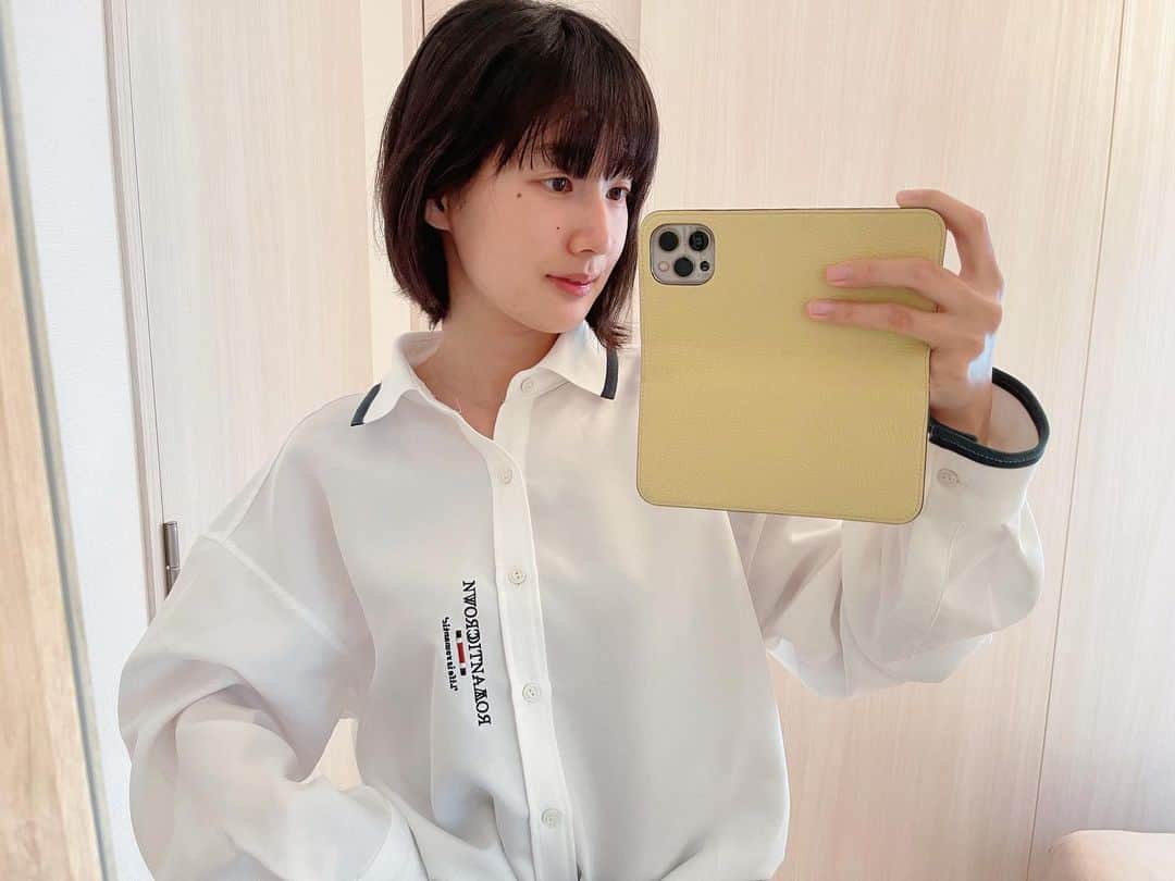 高嶋香帆のインスタグラム：「寝起き、癖っ毛、オーバーシャツ。  今週は雨が続きそうなので、 いつもより早起きして 仕事前にお散歩🐶  #オーバーシャツ #ロマンティッククラウン #romanticcrown」