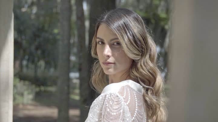 ステファニア・フェルナンデスのインスタグラム：「¡ Esta SEMANA 🔥 les contaremos lo NUEVO que tendremos para ustedes !   Desde las raíces mas profundas de nuestra marca y de la vida nuestra Miss Universo 2009 y fundadora @stefaniafernandezk estaremos más conectados para seguir cultivando nuestro: Cuerpo, alma y espíritu.   No se le pueden perder.   www.ammaterre.com   Equipo Ammaterre:  Producción & Planificación: @proplannerevents @carmelinaruvolo @rigomora Diseño conceptual & Floral: @thefloralwaystudio Diseño Gráfico: @designmarianaa Foto: @osmerdiana Piel: @nataliabarbozamakeup Estilismo:@bydanielarausseo」