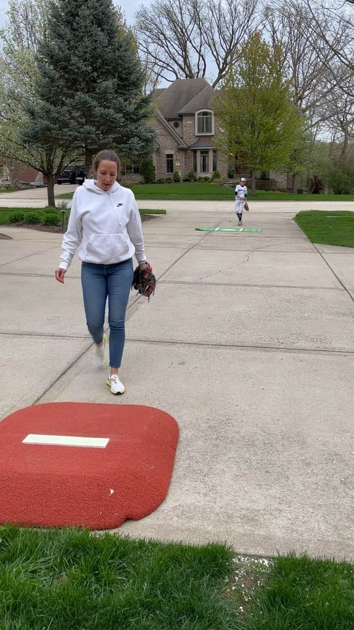 ブライアン・バリントンのインスタグラム：「Happy Mother’s Day to the one that always has time for a driveway bullpen or to help with a homework question. You’re the best Laur! #heswung」