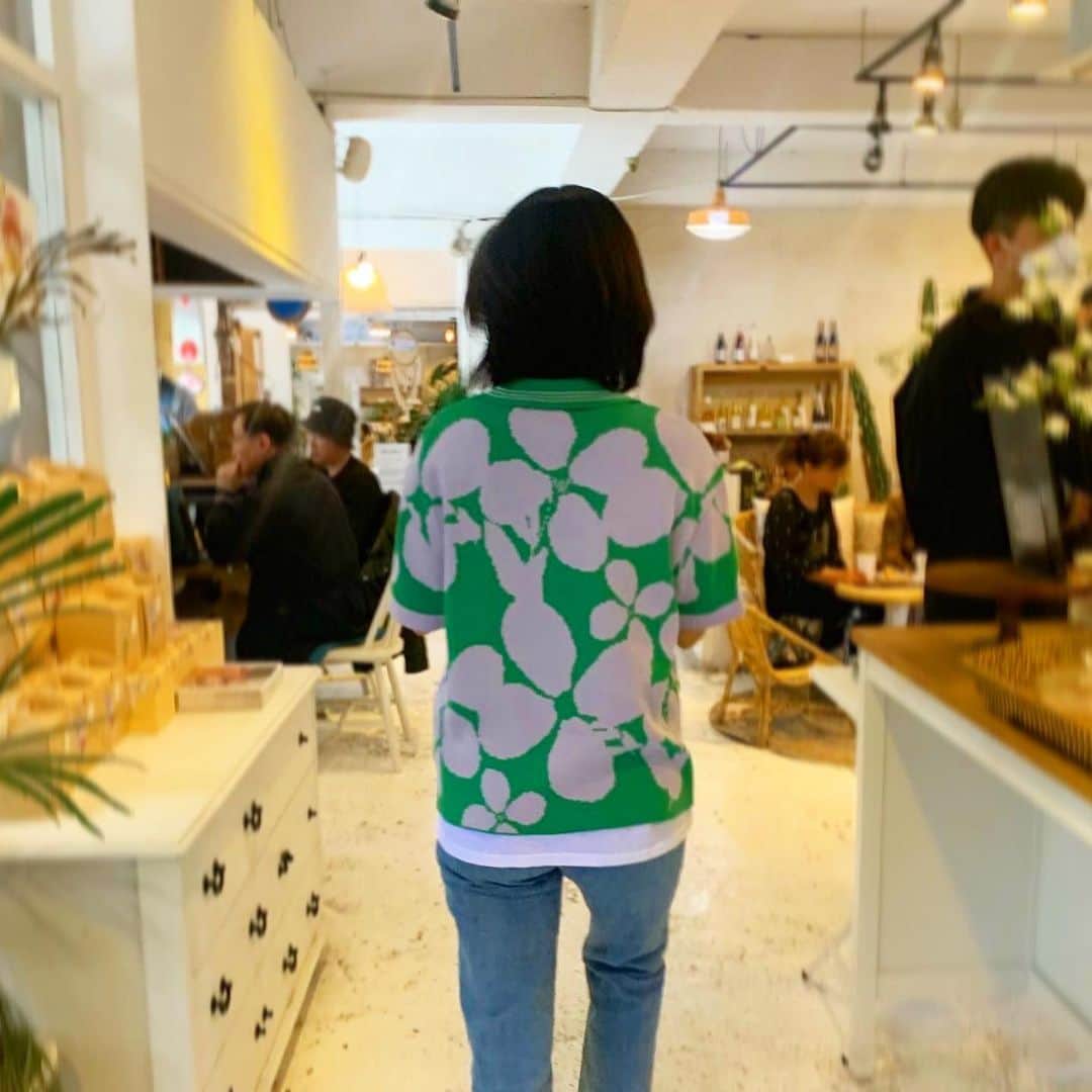 ウォン・ジナのインスタグラム：「🌿👕💐🪑☁️☕️」