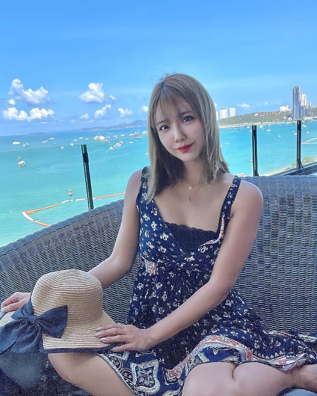 みまるのインスタグラム：「📍drift 🏨Hilton Pattaya Hotel  ここのカフェ開放感すごくて良い感じだった💡 外の浮かんでるソファ最高🛋💓 アフタヌーンティーが人気みたい🫖🍰 美味しそうなケーキ沢山あった🤤🤤🤤  パタヤ投稿終了...💛  #みまる #mimaru #🇹🇭 #海外移住 #タイ #バンコク #タイ移住 #バンコク生活 #bangkok #thailand #海外生活  #海外旅行  #ナチュラルライフ #干物女 #自由人 #youtuber #バンコク情報  #みまるチャンネル #在タイ日本人 #在タイ #バンコク駐妻 #バンコク観光 #バンコク旅行 #パタヤ旅行 #パタヤ観光 #hiltonpattaya #driftcafe #pattayacafe #pattayabeach #ヒルトンパタヤ」