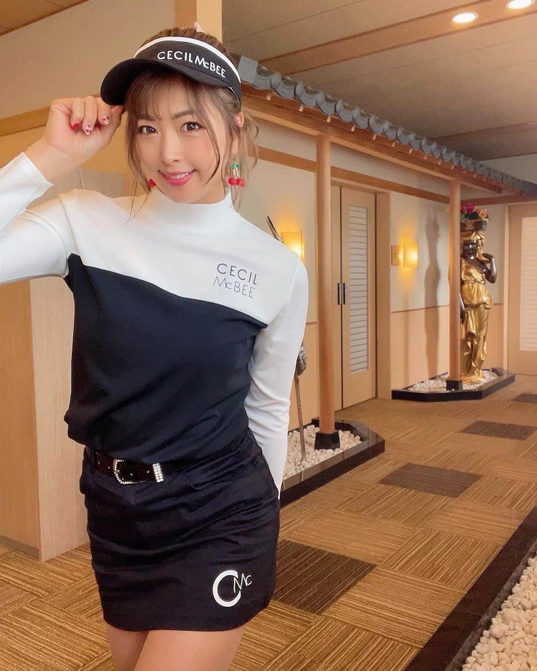 のインスタグラム：「こんにちは❣️ 昨日のゴルフコーデは モノトーンのシンプルなセシルマクビーグリーンコーデ✨ @jeeta_al_shop  @cecilmcbee_official   チェリーピアスで赤の差し色を入れました🍒  シルエットもきれいだし、 薄手の長袖のトップスは夏でも涼しいし日焼け防止になります✨  最近日サロ行ってなくて白くなって来たので、月末あたりからまた焼きにいこうかな〜🥰🌞   #ゴルフコーデ  #ゴルフコーディネート  #ゴルフ女子  #ゴルフ女子コーデ  #あおい夏海 #スポーツ女子  #ゴルフウェア  #ゴルフウェアコーデ  #セシルマクビー  #cecilmcbee  #モノトーンコーデ #ゴルフ場  #勝浦ゴルフ倶楽部  #スマイルゴルフ」