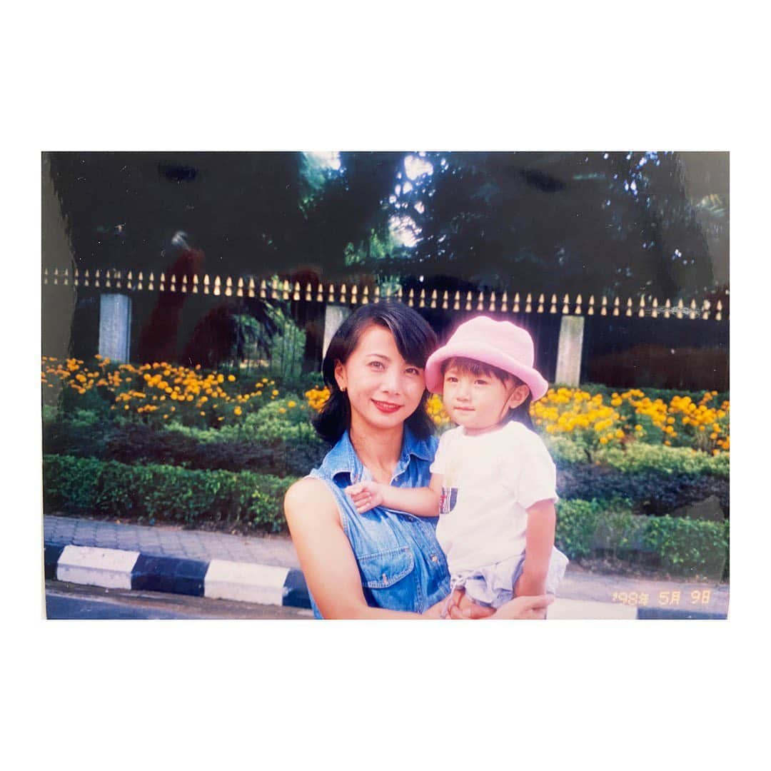 近藤夏子さんのインスタグラム写真 - (近藤夏子Instagram)「.   ちょうど２４年前の今日。 １日遅れてしまったけど、母の日✨ 　  お母さんみたいな お母さんになるのが私の夢です💗  いつもどんな時もだれよりも 味方でいてくれてありがとう😊 　 #母の日 #ママ可愛すぎ」5月9日 12時09分 - kondokako0804