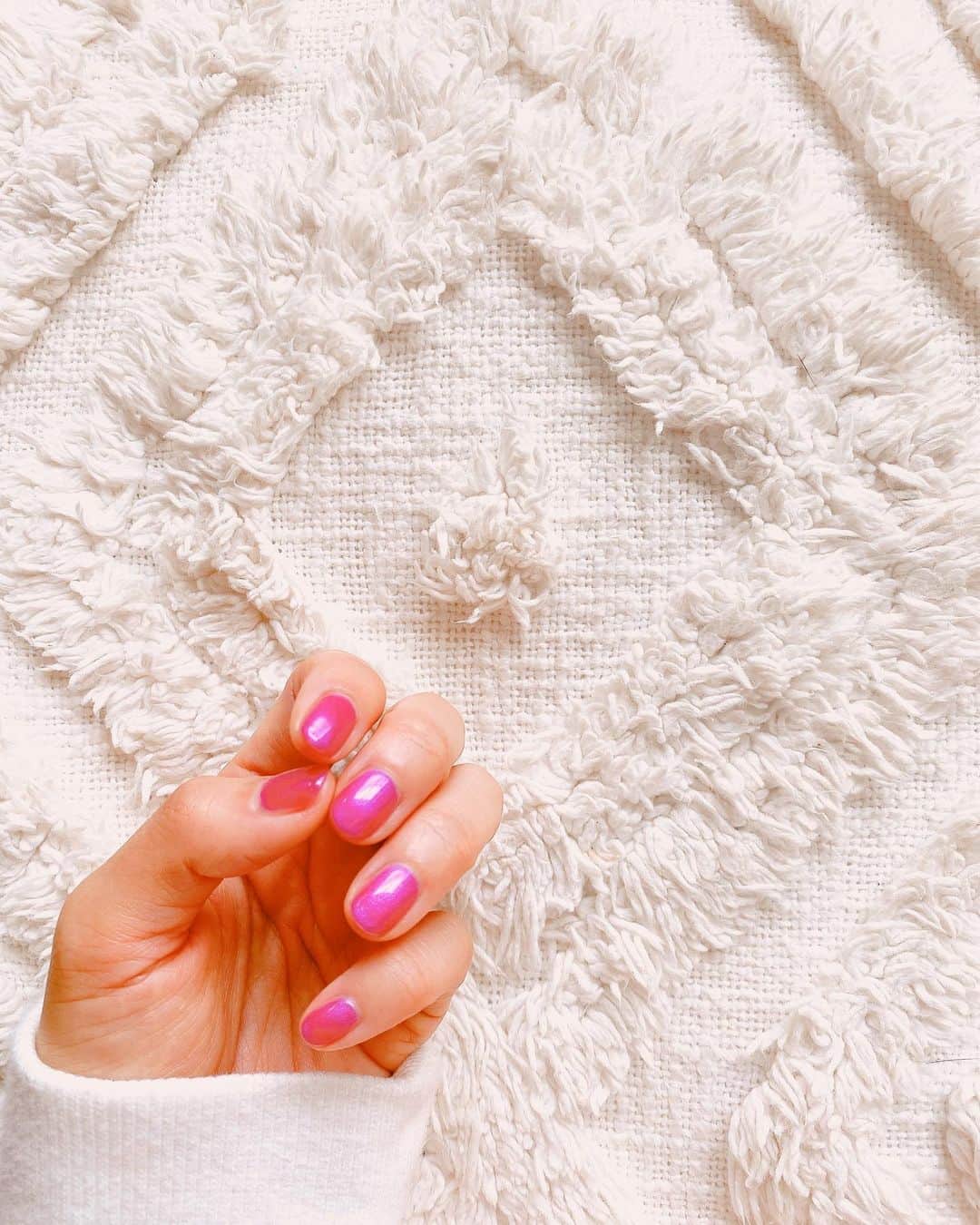 伊瀬茉莉也のインスタグラム：「💅  蛍光ピンク💗 派手かな…って思ったけど ぜんぜん有りだった！ これからお天気崩れる日多くなりそうだから 手元を見て気分上げてこうと思います🥰🍭🎡💞  #nail #nails #nailart #ネイル」