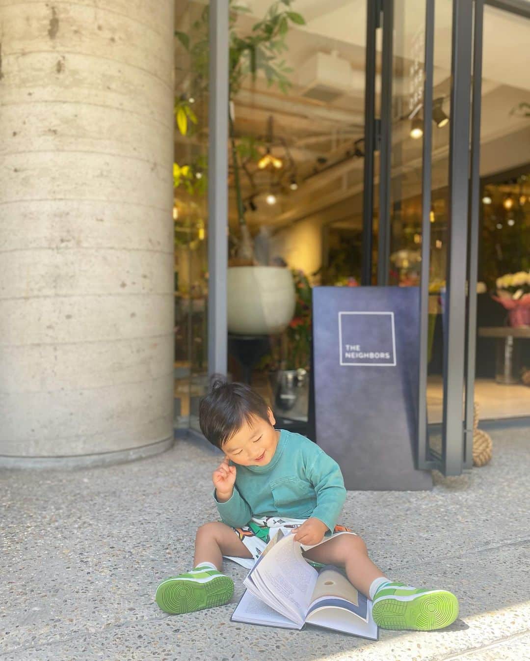 Mai Wakimizuのインスタグラム：「@the_neighbors_kobe のお店にディスプレイされていたbookを勝手に外に持ち出し、ちゃっかりお店のボード前に自らちょこんと座りご機嫌良く読み始めた。笑 @riring_design @kenta.konishi を始め、沢山の観覧客が見守る中テンション爆上げ！笑 お騒がせしました...♡ #1歳9ヶ月#1歳男の子」