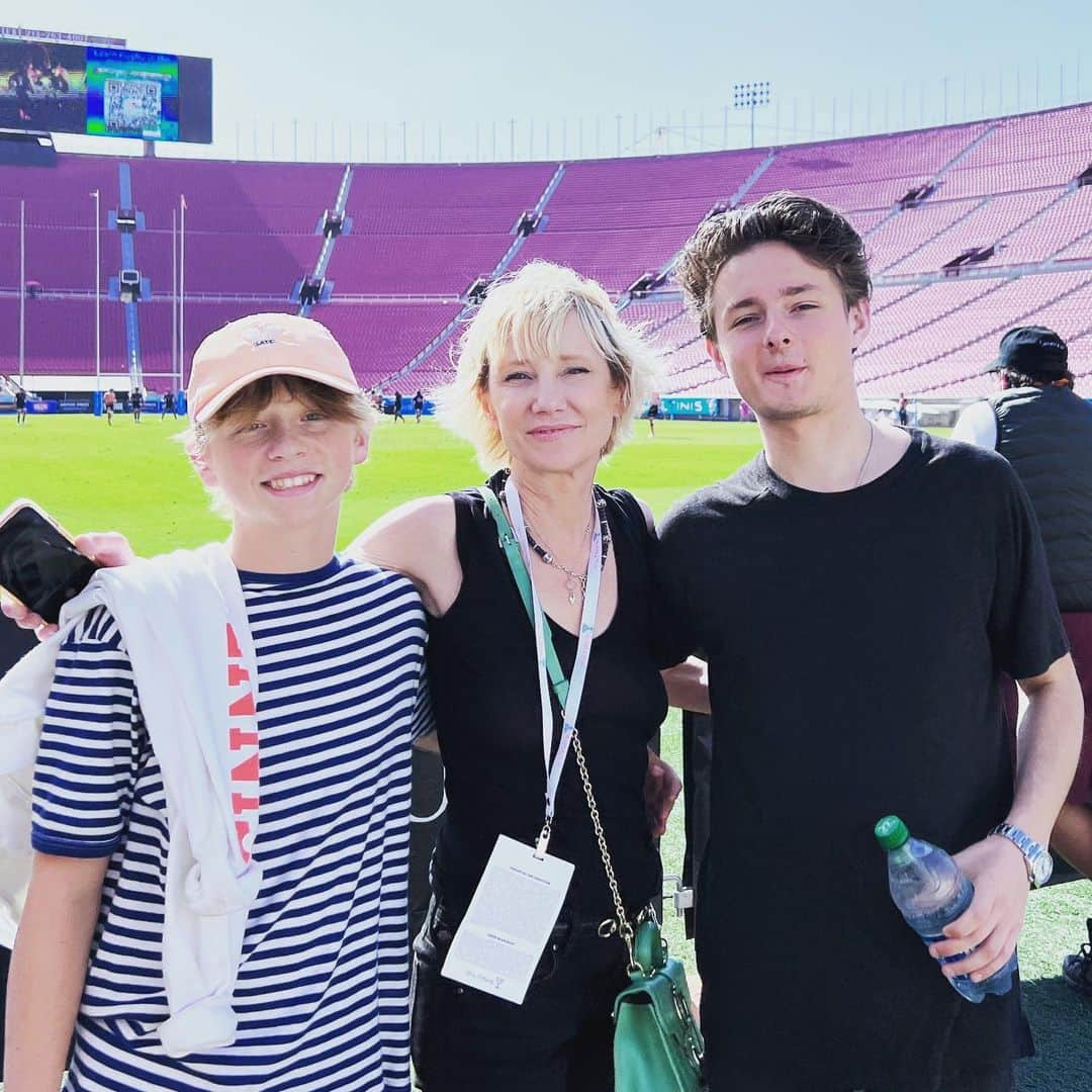 アン・ヘッシュさんのインスタグラム写真 - (アン・ヘッシュInstagram)「#luckiestmom @tupperatlas @homerheche」5月9日 12時50分 - anneheche