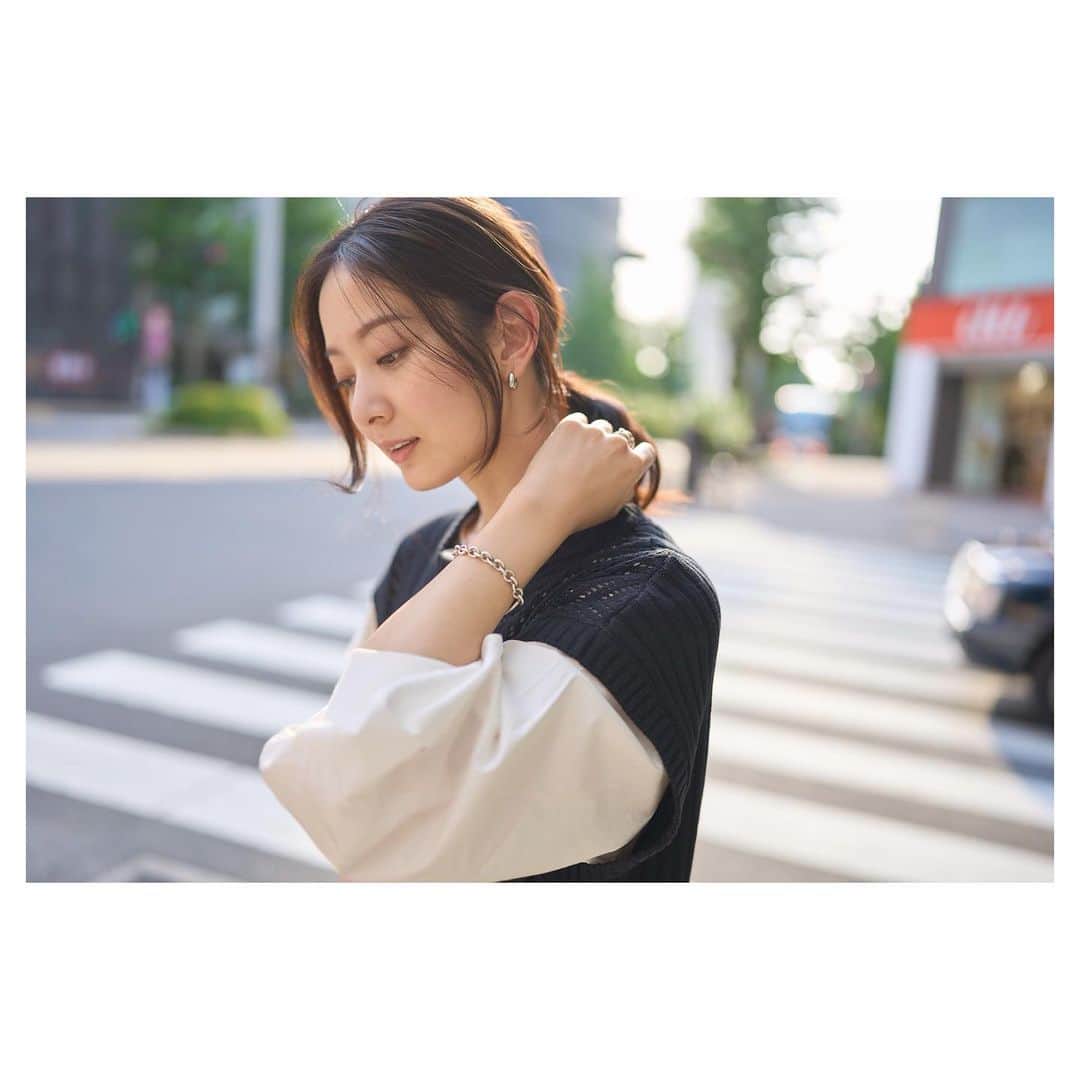 川辺優紀子のインスタグラム：「最近ずっとこのピアス😆 教えて頂きありがとうございます！ 私の憧れのファッション先生。 @erikoikoi   #フープピアス #シルバーアクセサリー #写真家モデル #川辺優紀子」