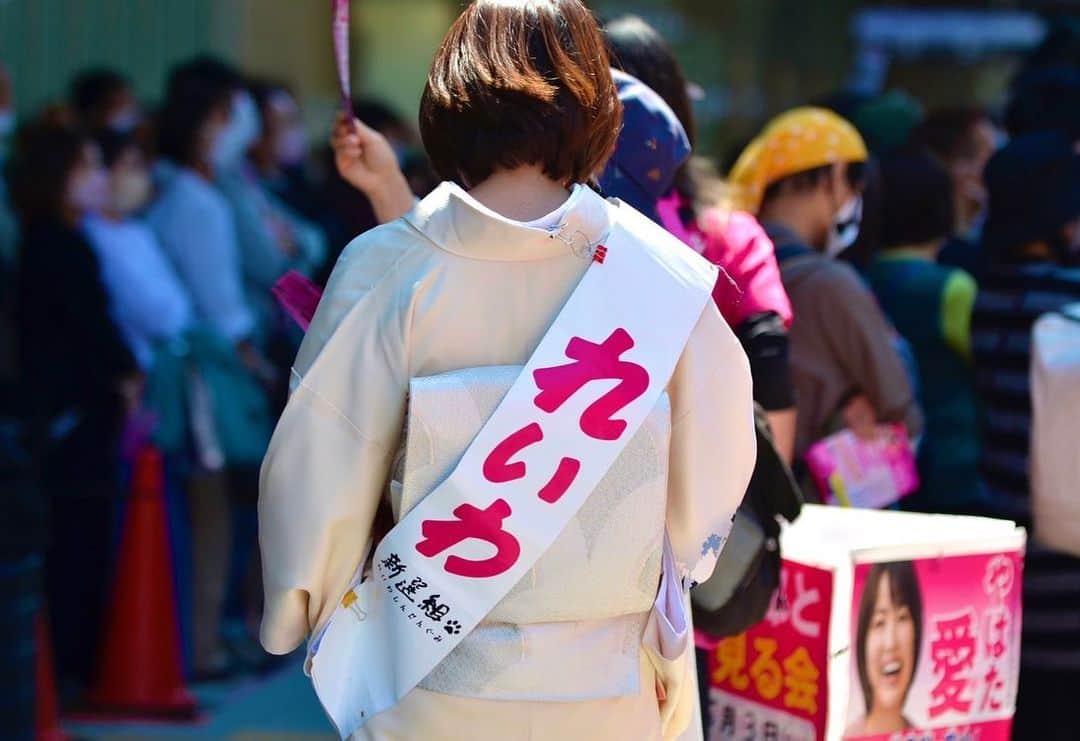 八幡愛さんのインスタグラム写真 - (八幡愛Instagram)「🌸山本太郎＆やはた愛と 桜を見る会🌸 大阪駅で行いました！！ （2022年5月3日）  憲法記念日だし、桜を見る会だし(一応)、 お着物きましたーー やっぱ和装好き🫶  街宣右翼が邪魔しに来てたけど、本気でこの国を守ろうとするなら、この国を壊してきた自民党さんや海外に富を流そうとしてるようにしか思えない維新さんのところにお出かけになられたらいいのに。  生きてるだけで価値がある社会を取り戻しましょう。  本気で世の中ひっくり返すぞーーー🇯🇵  #れいわ新選組 #やはた愛 #山本太郎」5月9日 12時58分 - aiainstein