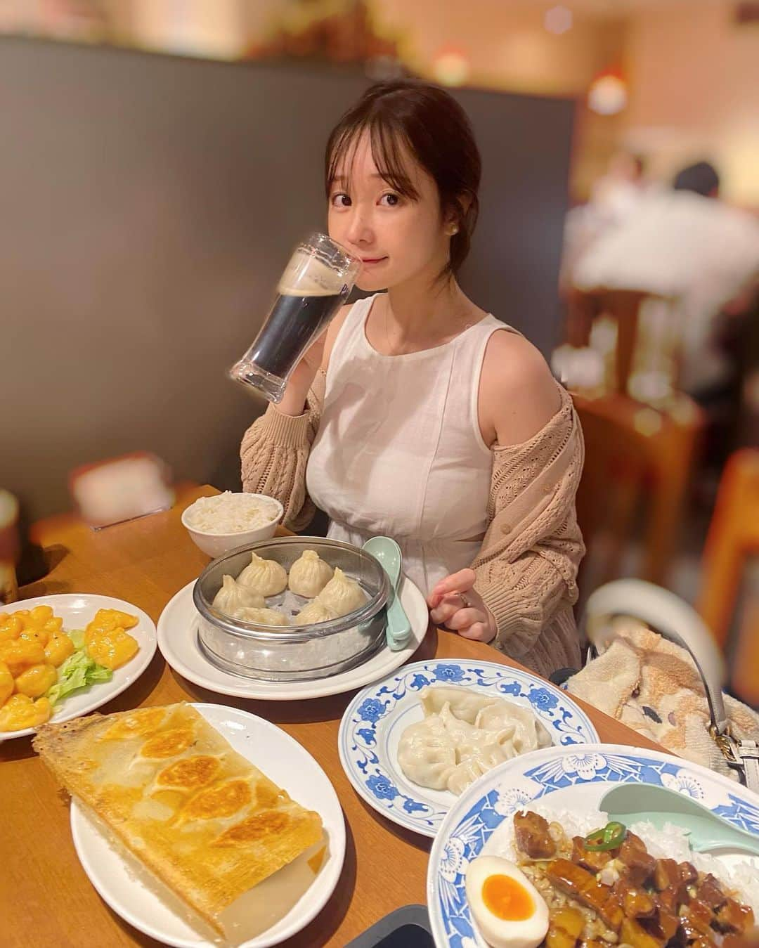 茜さやさんのインスタグラム写真 - (茜さやInstagram)「羽付き餃子発祥の場所🥟  #餃子　#ビール　#中華　#天心 #エビマヨ　#黒ビール　#蒲田　#你好　#羽付き餃子　#ぎょうざ #gyoza #chinesefood」5月9日 13時51分 - saya.akane