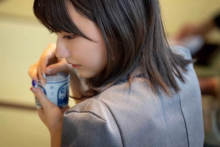 椎木里佳のインスタグラム：「先日行われたわかまつりにて、皇室の方とご一緒させていただき、家元継承者の蜂谷若宗匠からご教示いただきながら『香道と和歌』初体験してきました……！初回からこのような機会をいただけて光栄です…小さい頃から茶道や華道は慣れ親しんでいたものの、香道と和歌は初！初めて香木の香りを聞くのは香料に慣れているから難しかったけど鍛えたいスキル〜〜和歌は先祖が冷泉家にご縁があるのですが、まだまだ勉強不足だなと感じました……🤦🏻‍♀️少しずつ学んでいきます！ . . . . #わかまつり　#香道 #和歌」
