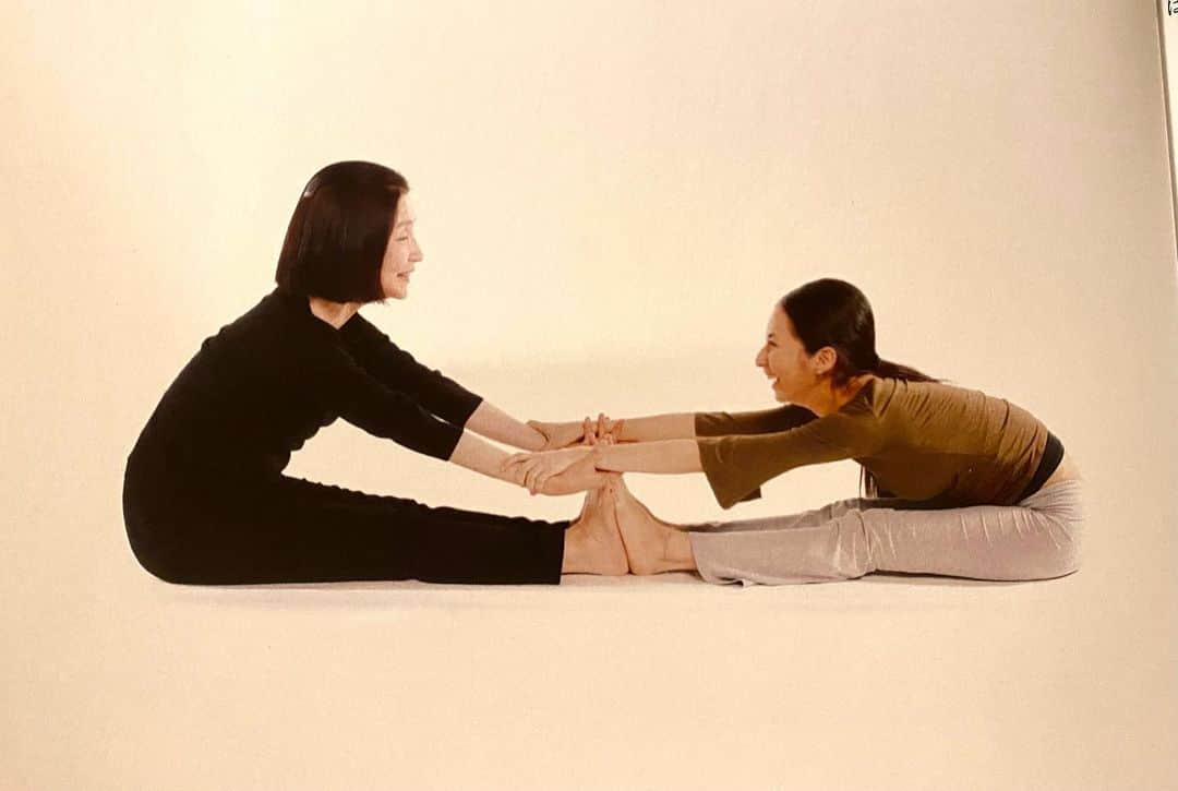 芥川舞子のインスタグラム：「この写真は、15年前の母と私。 以前出版させて頂いた自著より。 (photo @nonokokameyama )  そして、この時の私のお腹の中には長女もいます！  母の日にふさわしい写真だなと思い、久々に本を引っ張り出してみました。  私が初めてヨガを教わったのは母からでした。 母は私がお腹の中にいる時からヨガをしていたらしく、そのおかげで私にとってヨガはとても身近なものでした。  年を重ねると考え方や価値観など、親子とはいえ異なる部分が増えていきますが、  それでも今私が最も大切にしていることは母に授けてもらったことなので、とても感謝しています！  与えてもらったことを無駄にしない生き方をしていくことが、恩返しかなと思っています。  これからも今あるものに感謝して、その気持ちを行動に移していけたらと思います☺️  #母の日🌹」