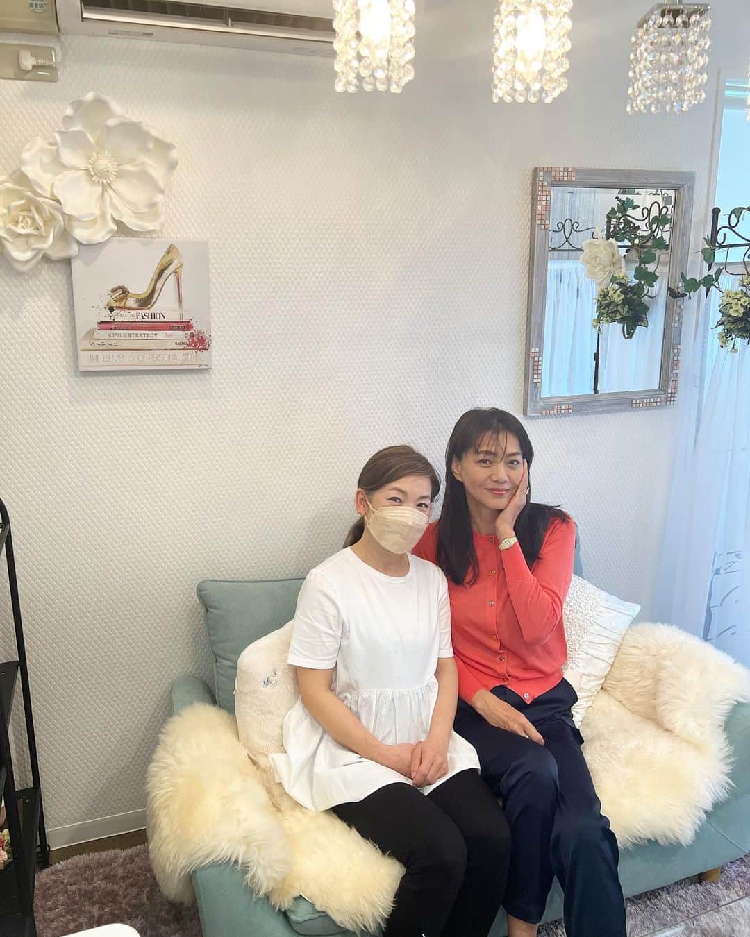 のインスタグラム：「#大阪の #隠れ家エステ @f.s.yuki  同級生がやってます 大阪に帰ったら YUKIに会いに 施術してもらいに行きます 私が好きなメニューは #ラフォス　❣️ #深部から温め #リフトアップ #顔コリ#首凝り#肩こり #ゴリゴリ解し #気持ち良いです👍  お肌の状態をみて #ピーリング #パック　も #マッサージも上手👍  ゴルフ肘で痛い腕まで ラフォスをかけて 解してくれました いつもありがと💕  また、大阪帰ったらエステ しにいきます😊  皆さまも是非❣️ YUKIの部屋へ　🎀」